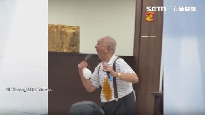 獨／驚！86歲阿公推銷清潔劑「往嘴裡噴」