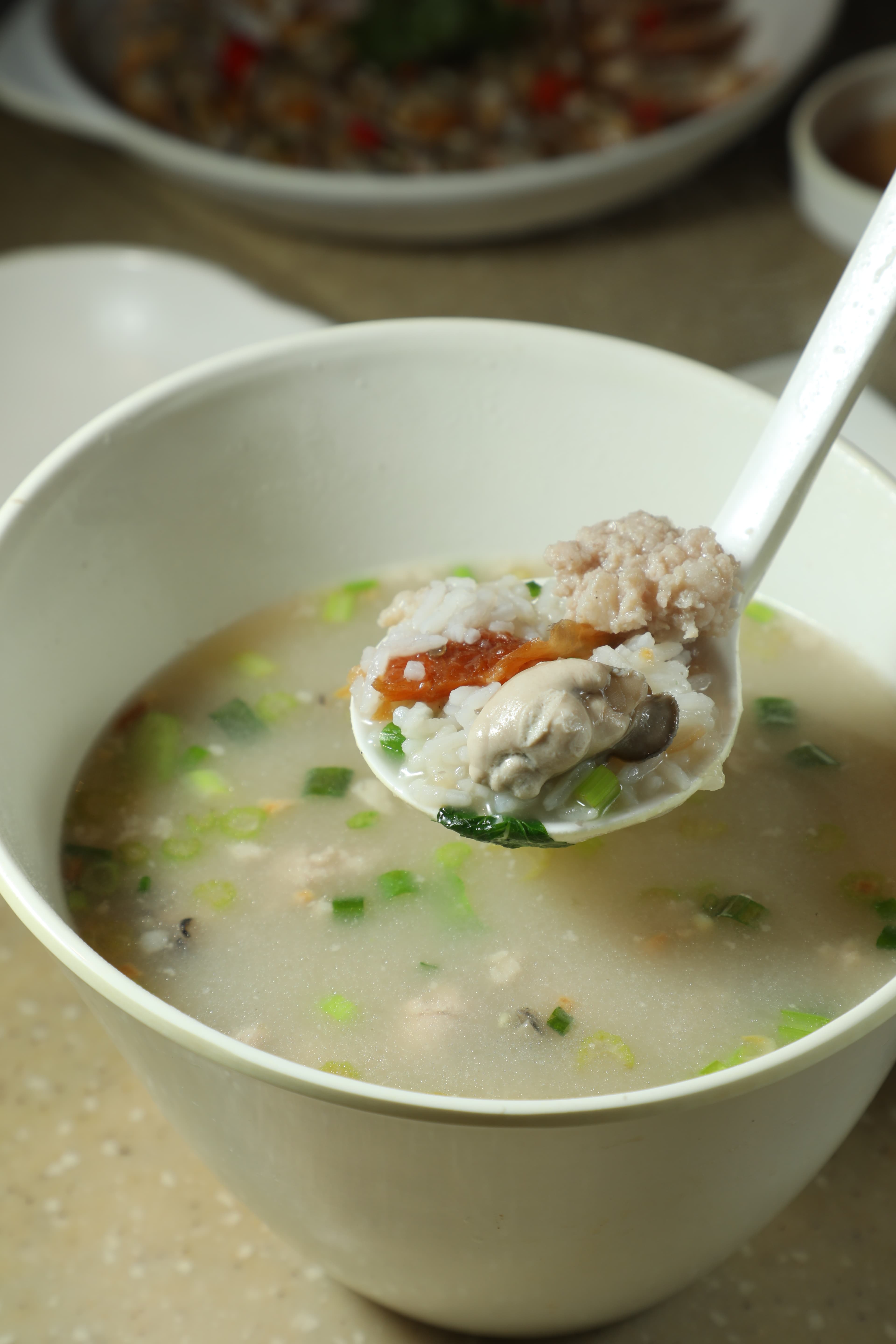 人氣招牌「蠔仔肉碎粥」以南薑、魷魚乾與大地魚乾熬粥底,粒粒牡蠣飽滿鮮香,整碗全是大海精華。(港幣75元/小份,約NT$308)