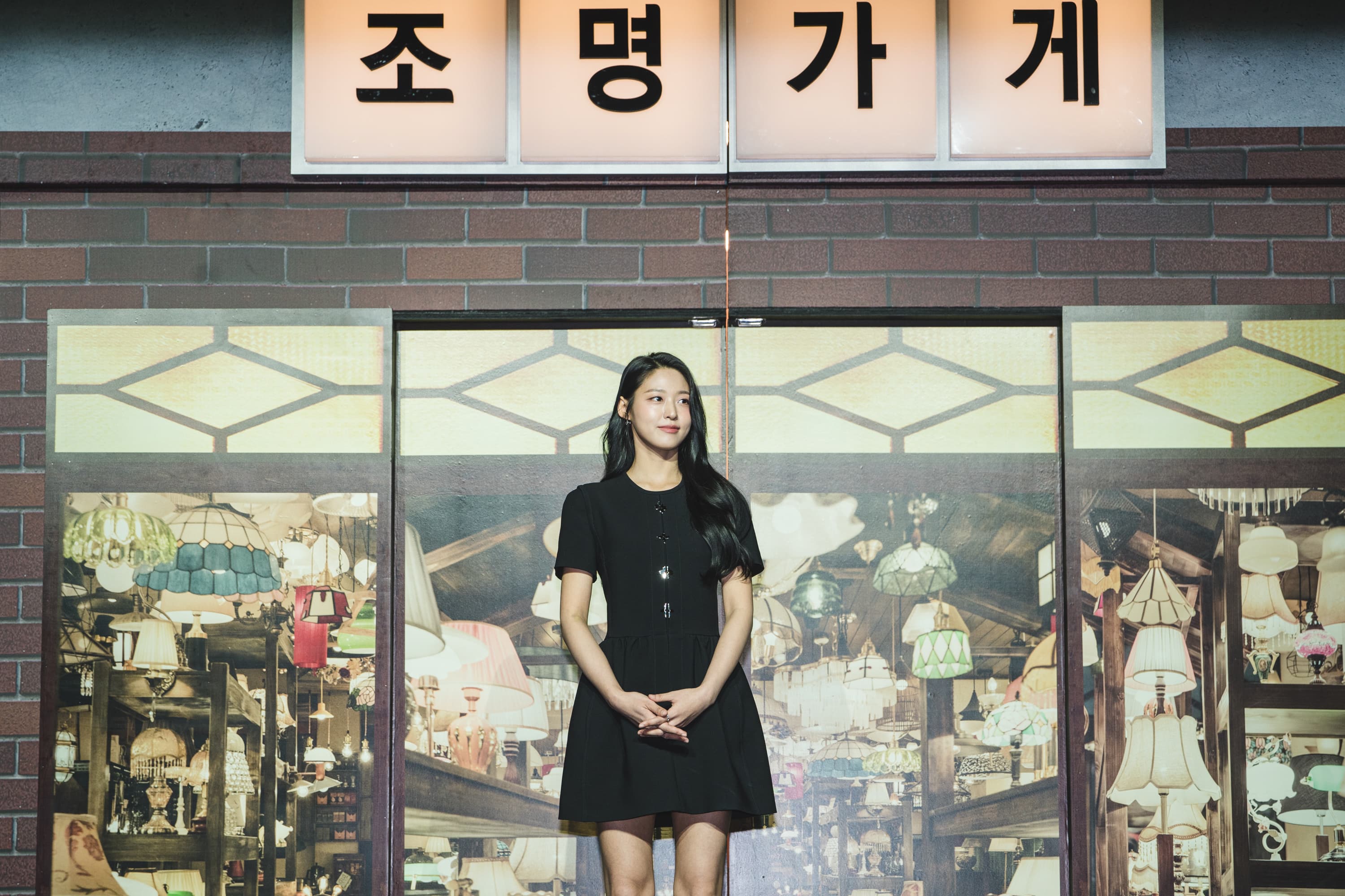 前AOA成員金雪炫在《照明商店》飾演拖著詭異行李箱的神祕白衣女子。(Disney+提供)