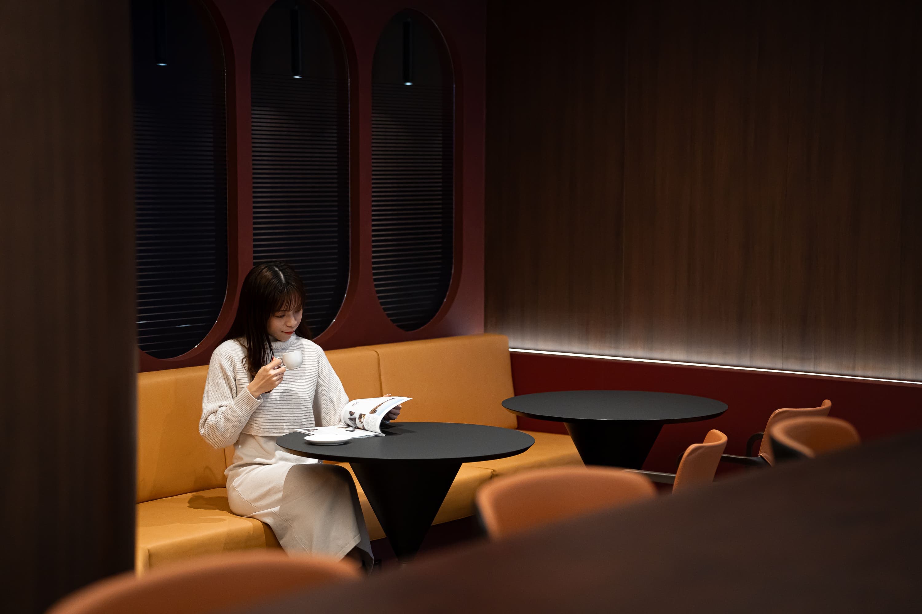 全新貴賓室Galactic Lounge給人沉穩質感的氛圍。(星宇航空提供)