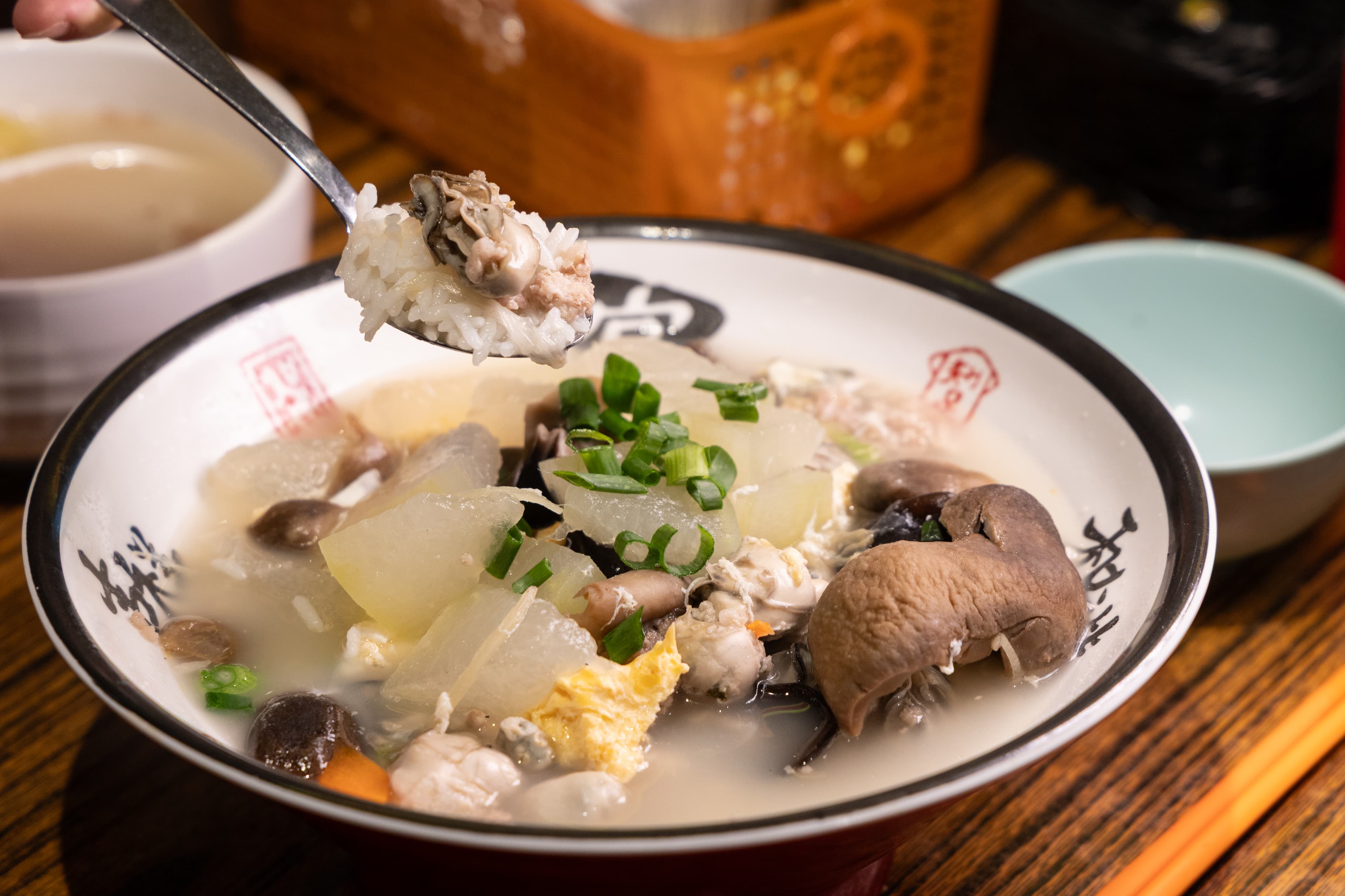 「冬瓜鹹蛋蠔仔肉碎泡飯」湯頭帶著海味與冬瓜清甜,蠔仔鮮嫩、鹹蛋滑香,配料多到快滿出來,一碗下肚真的超級飽。(港幣64元/份,約NT$241)
