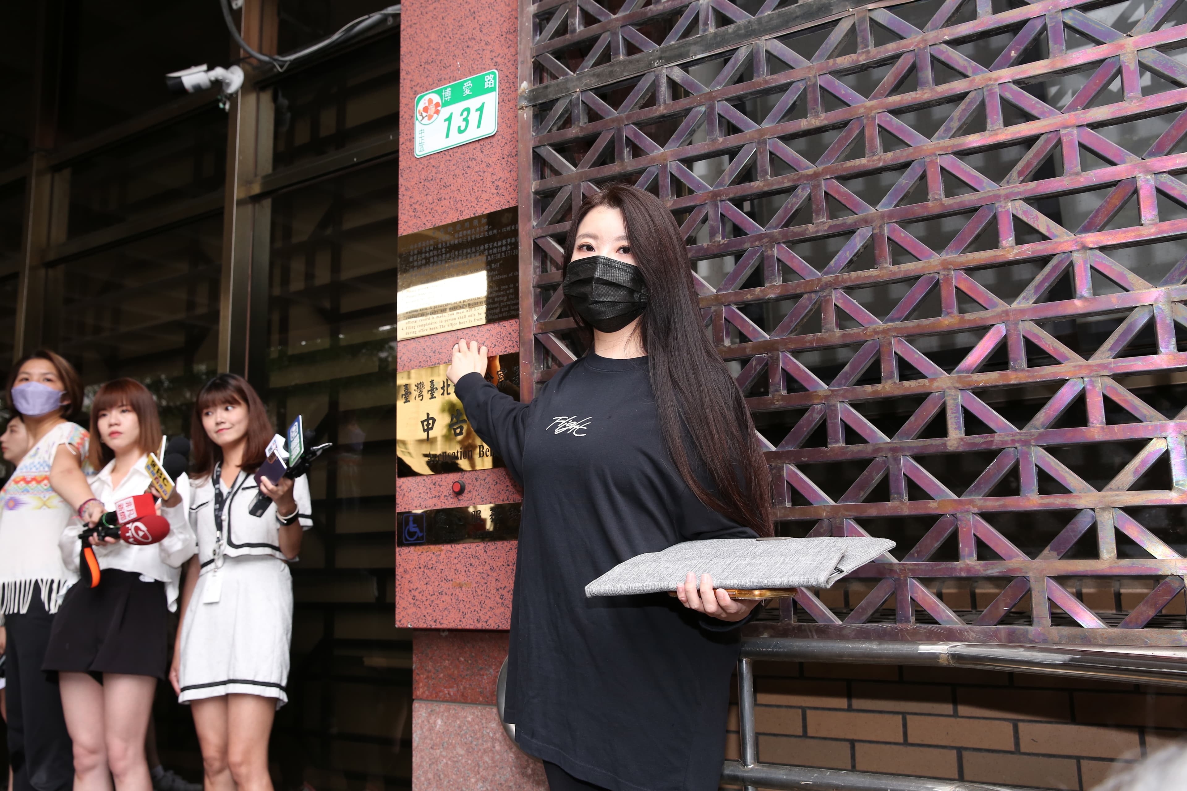 直播主「小紅老師」日前控訴遭NONO性騷擾,事後也陸續收到受害者爆料,她帶著受害者資料按鈴控告NONO,透露受害者多達30人。