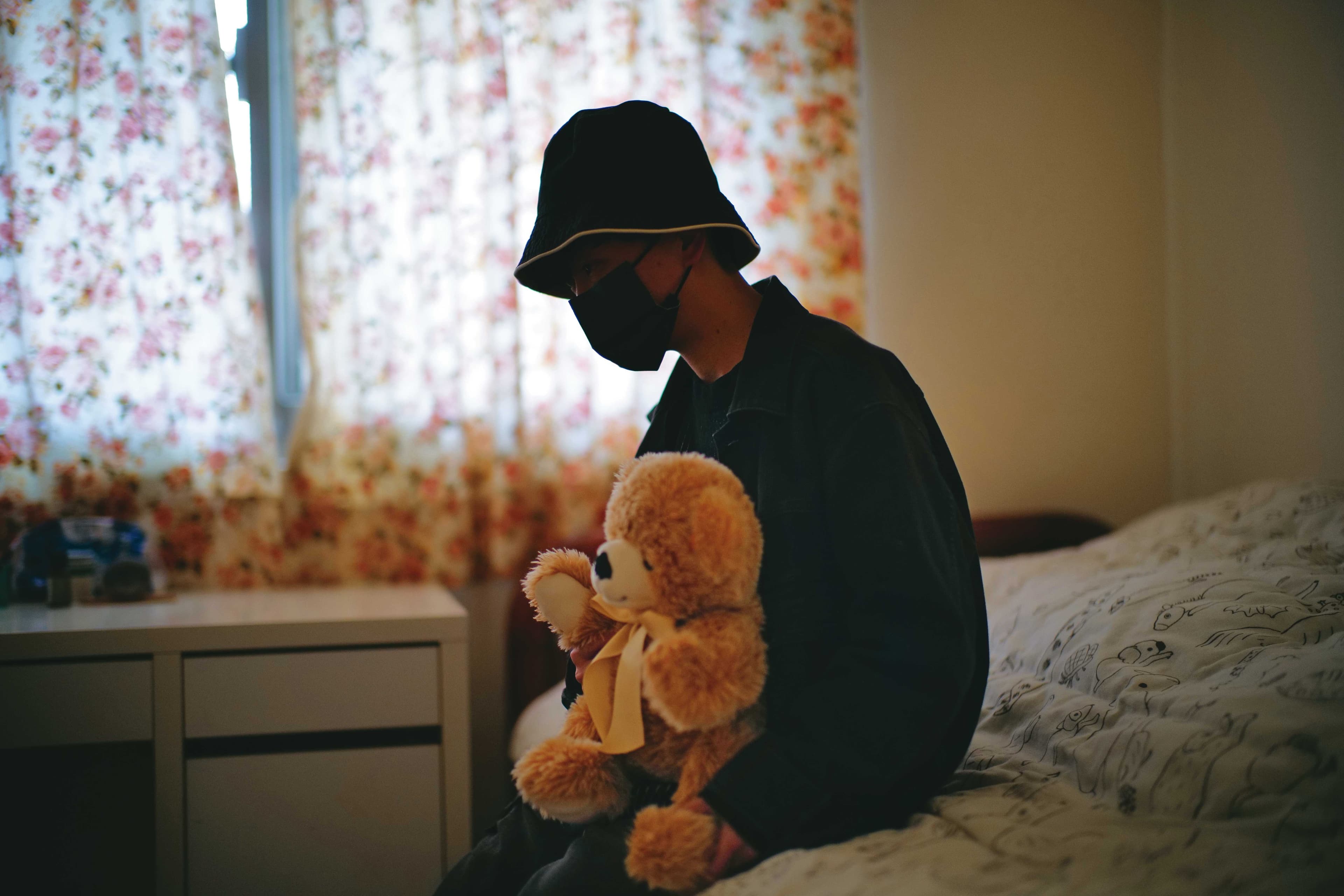 J年幼時被親戚不當觸碰身體,壓抑超過20年不敢說。
