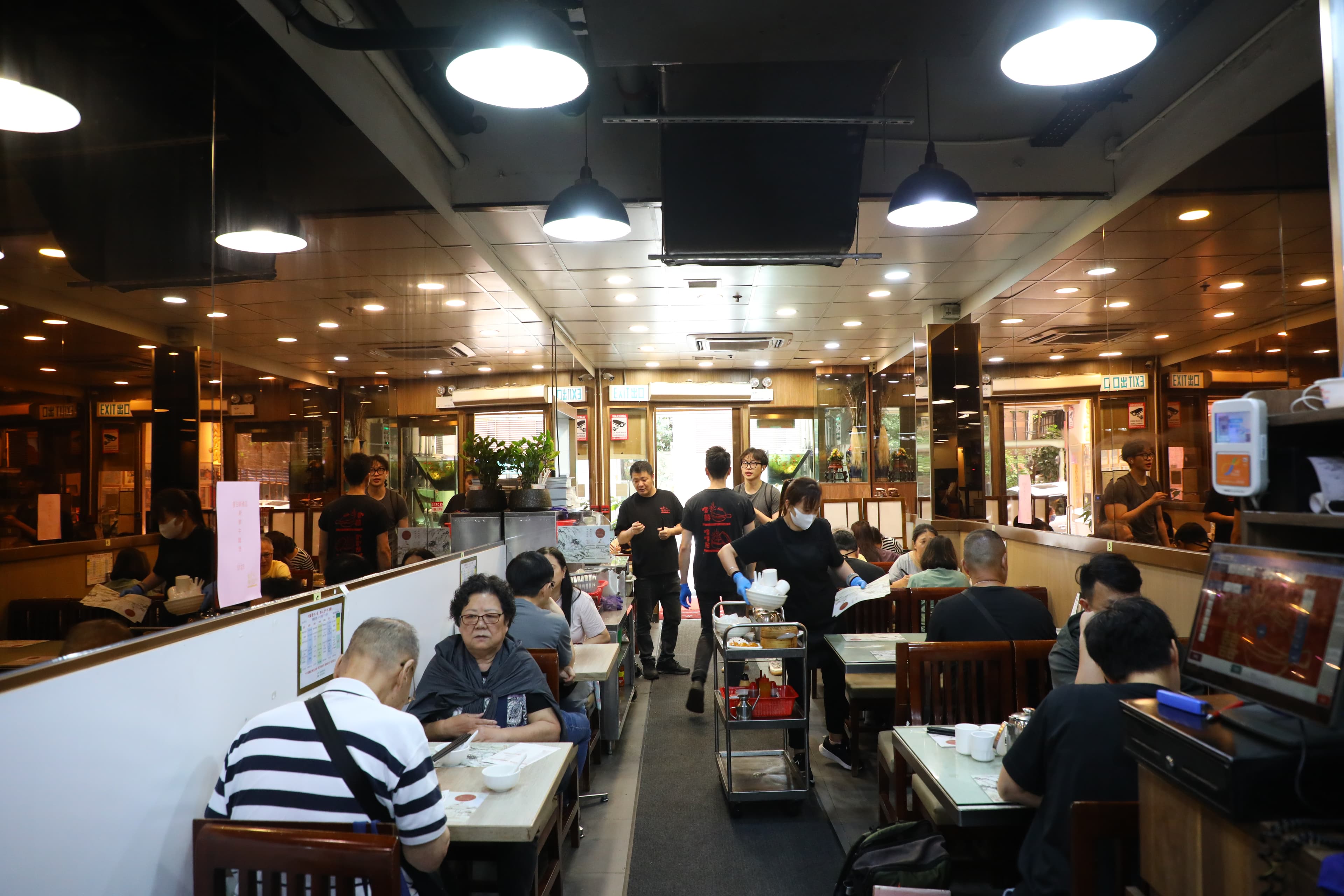 主要提供雙人與4人座位,空間不大,幾乎是肩並肩用餐。
