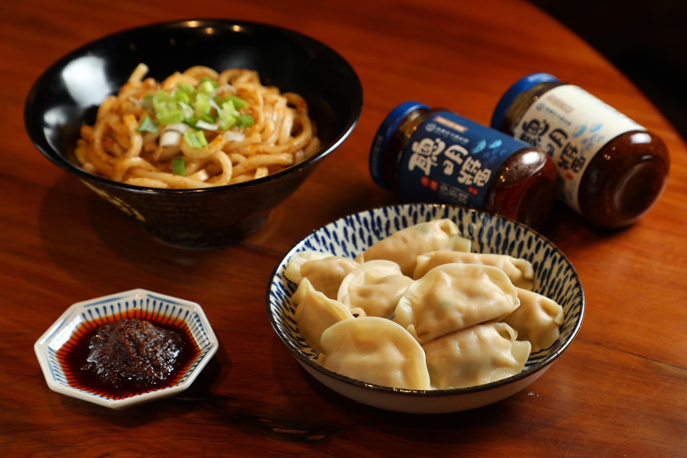 水餃(前,199元╱份)與烏龍麵(後,45元╱份)是品嘗沙鍋菜的熱門配餐。