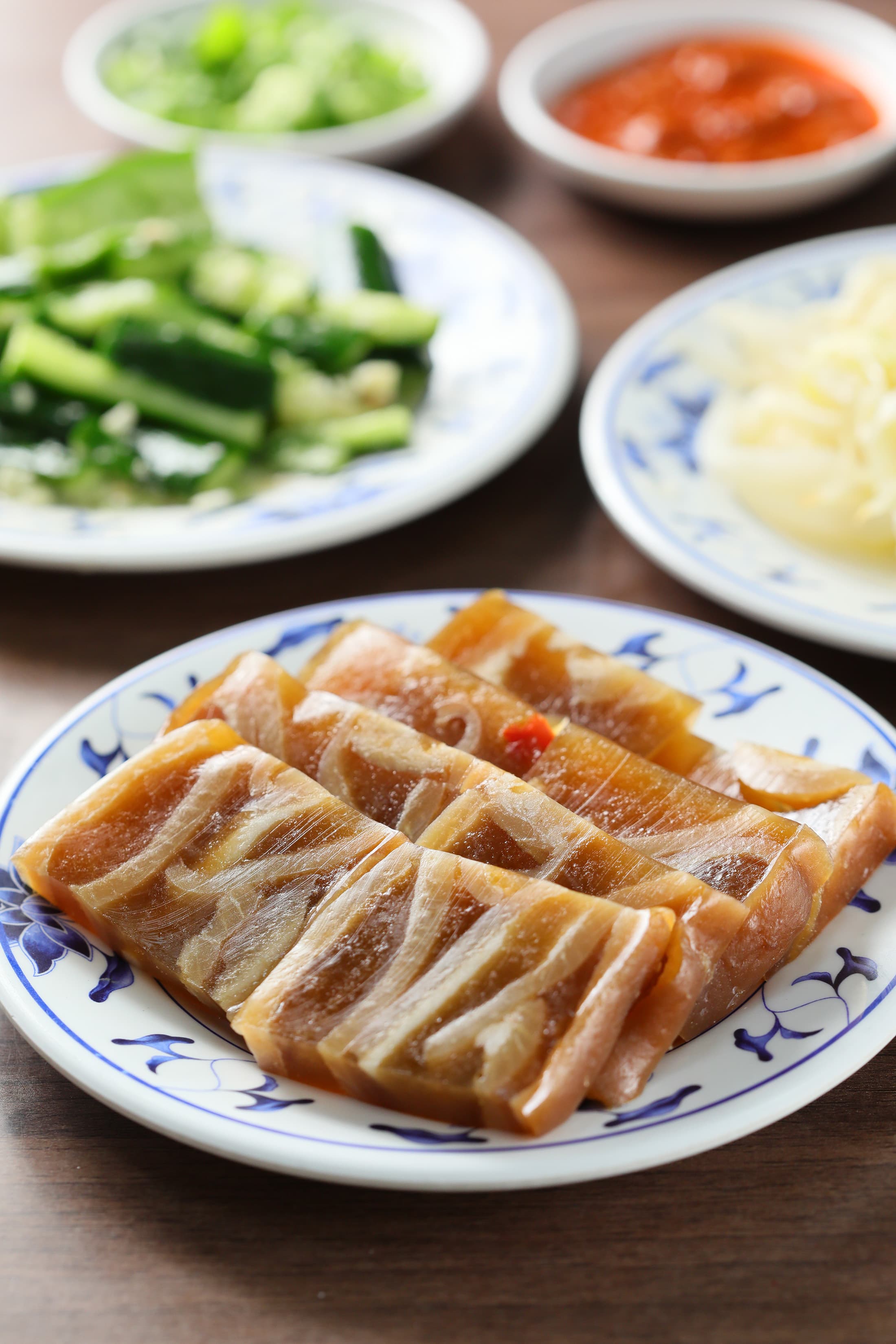 以細火慢煮6小時而成的「豬皮晶凍」,造型晶瑩剔透,是許多香港客人最喜歡點的功夫菜。(40元/份)