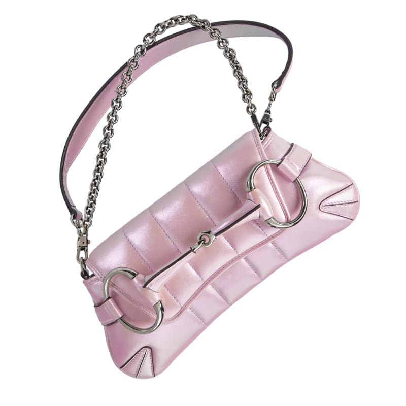 假日禮讚系列推出雙鍊條Horsebit Chain 粉色迷你炫彩包(NT$119,900)。(Gucci提供)