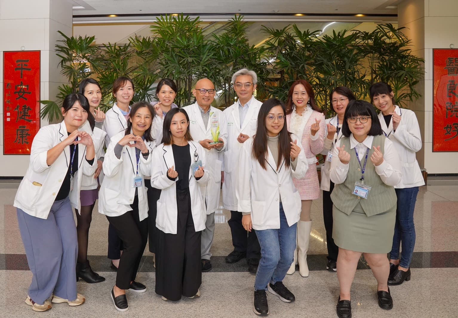 中醫大新竹附醫榮獲特色表揚團體獎。(中醫大新竹附醫提供)