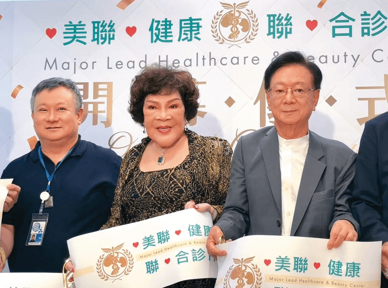 周遊(中)和企業界友人宣明智(右)、宣昶有(左)合作,共創選美組織,發展美麗事業。(讀者提供)