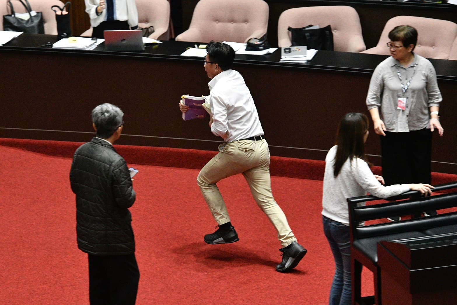 郭國文在議會狂奔。