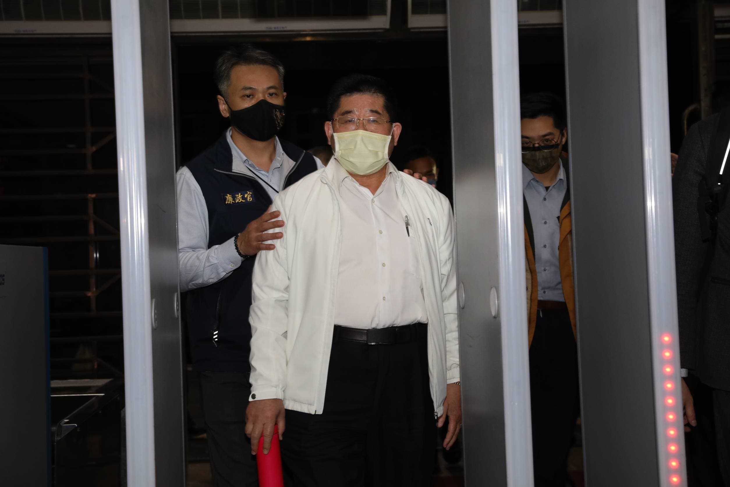 「台灣智慧光網」董事長李慶煌以350萬元交保。