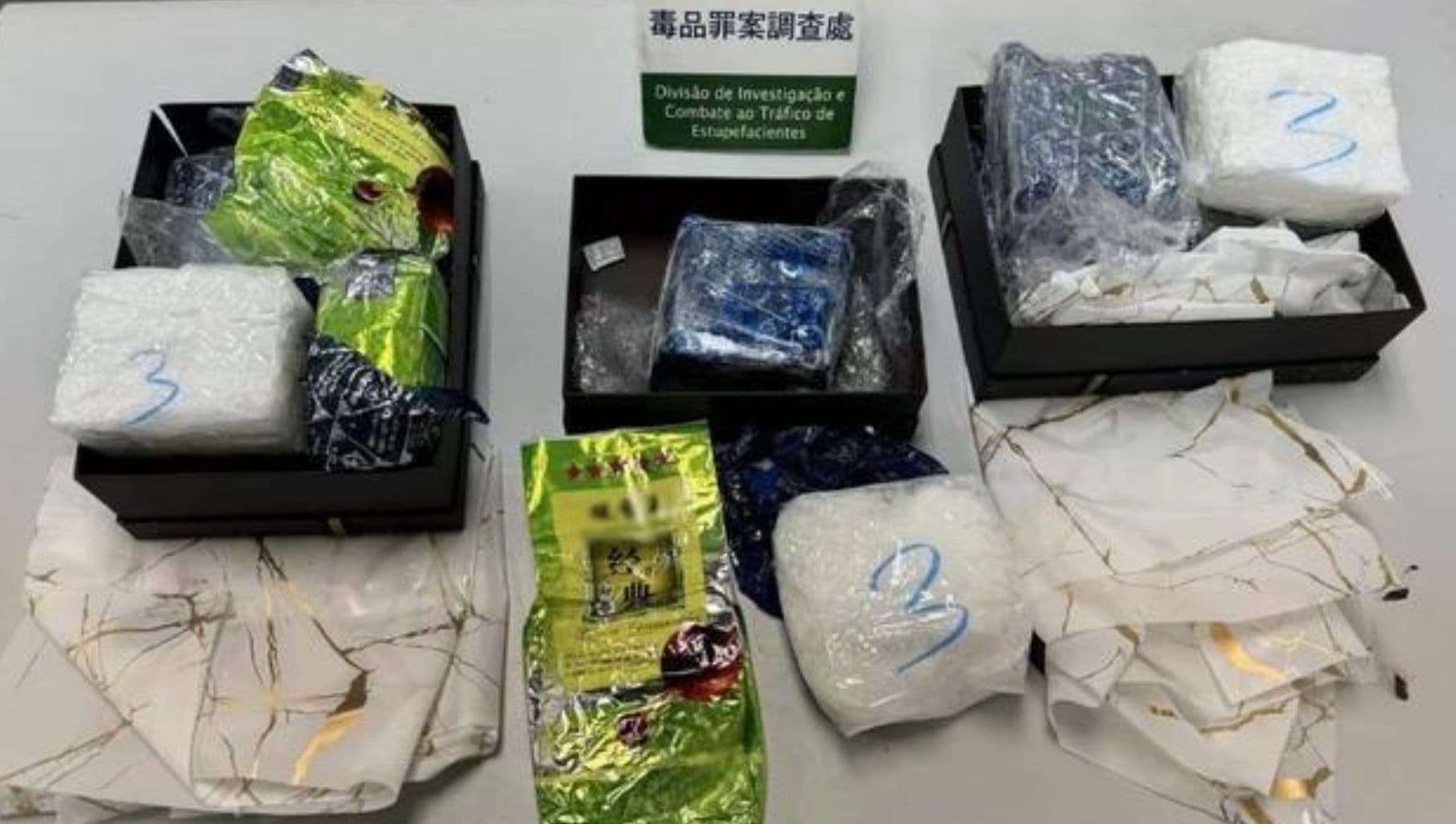 警方在黃嫌行李箱內,發現3個禮盒內裝有10包以茶葉包作為掩飾的冰毒。(翻攝自澳門日報官網)