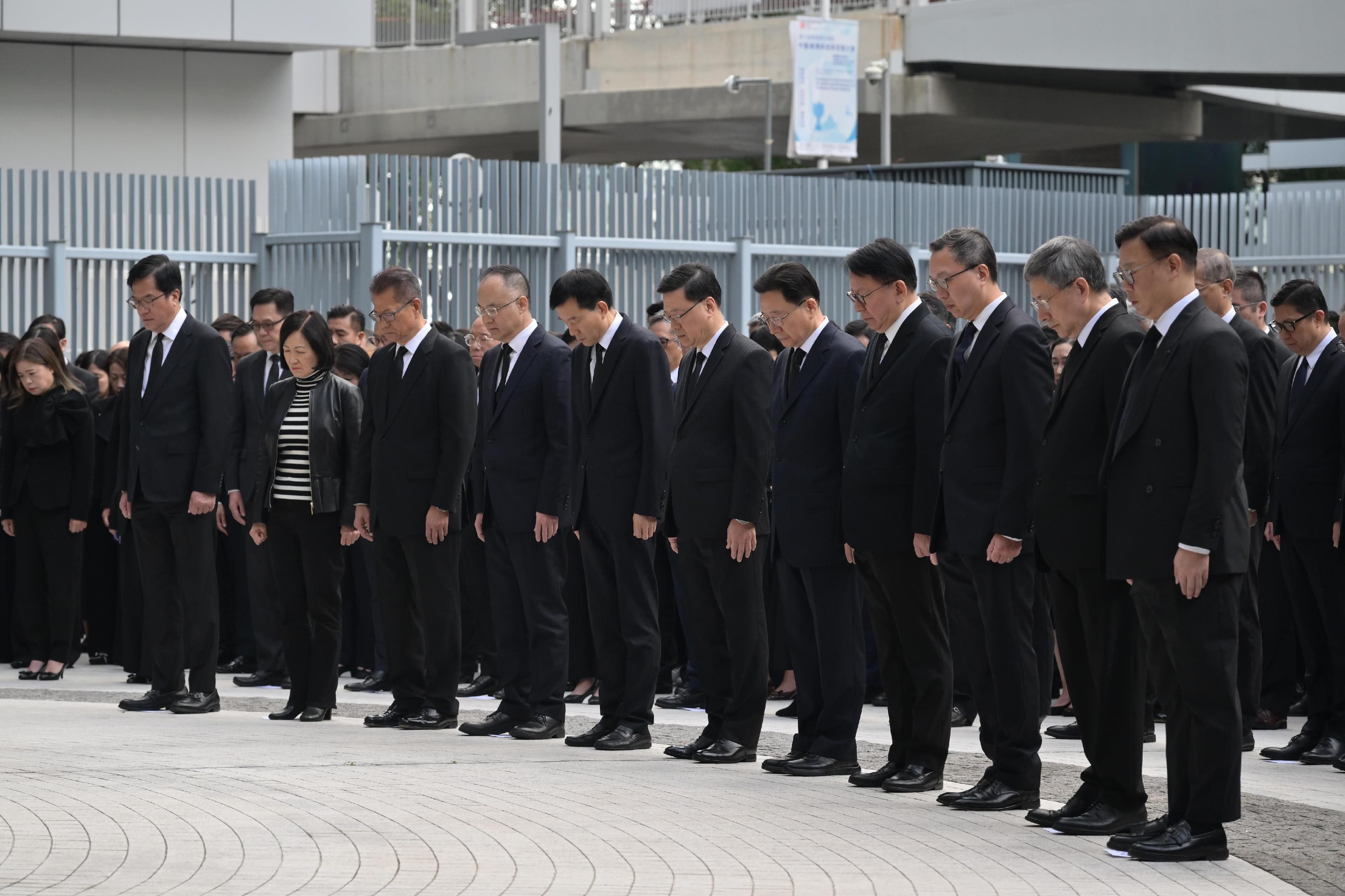 李家超日前率香港政府官員默哀弔念宏福苑罹難者。（香港特區政府新聞公報）