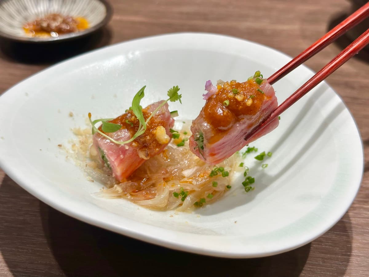 「羽下/胡麻」以80度高湯汆燙牛肉片後捲進小黃瓜,配著椪醋調味的洋蔥絲很爽口。