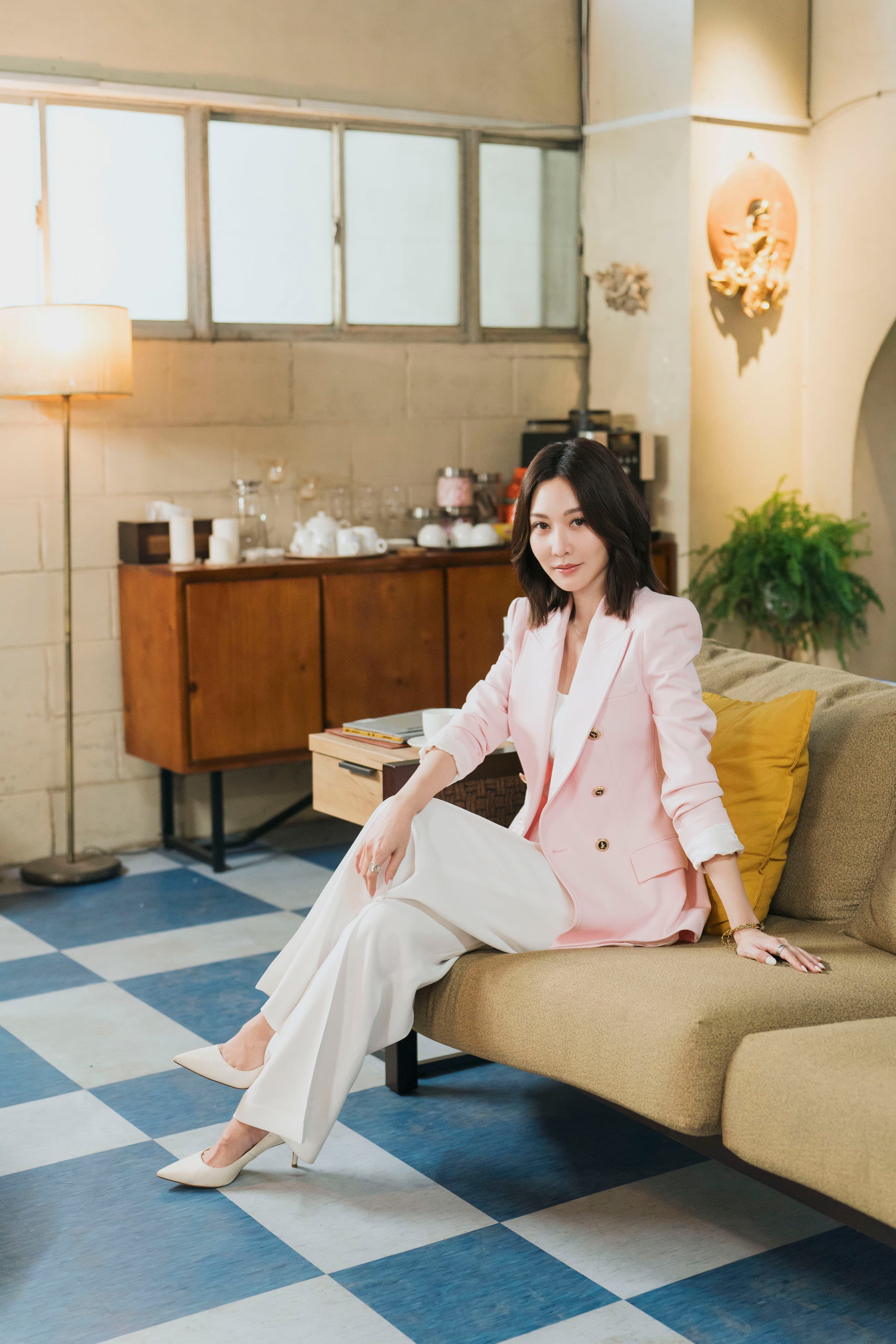 曾莞婷演霸氣殯儀館館長率領怪咖團隊處理人生後事。(草舍文化提供)