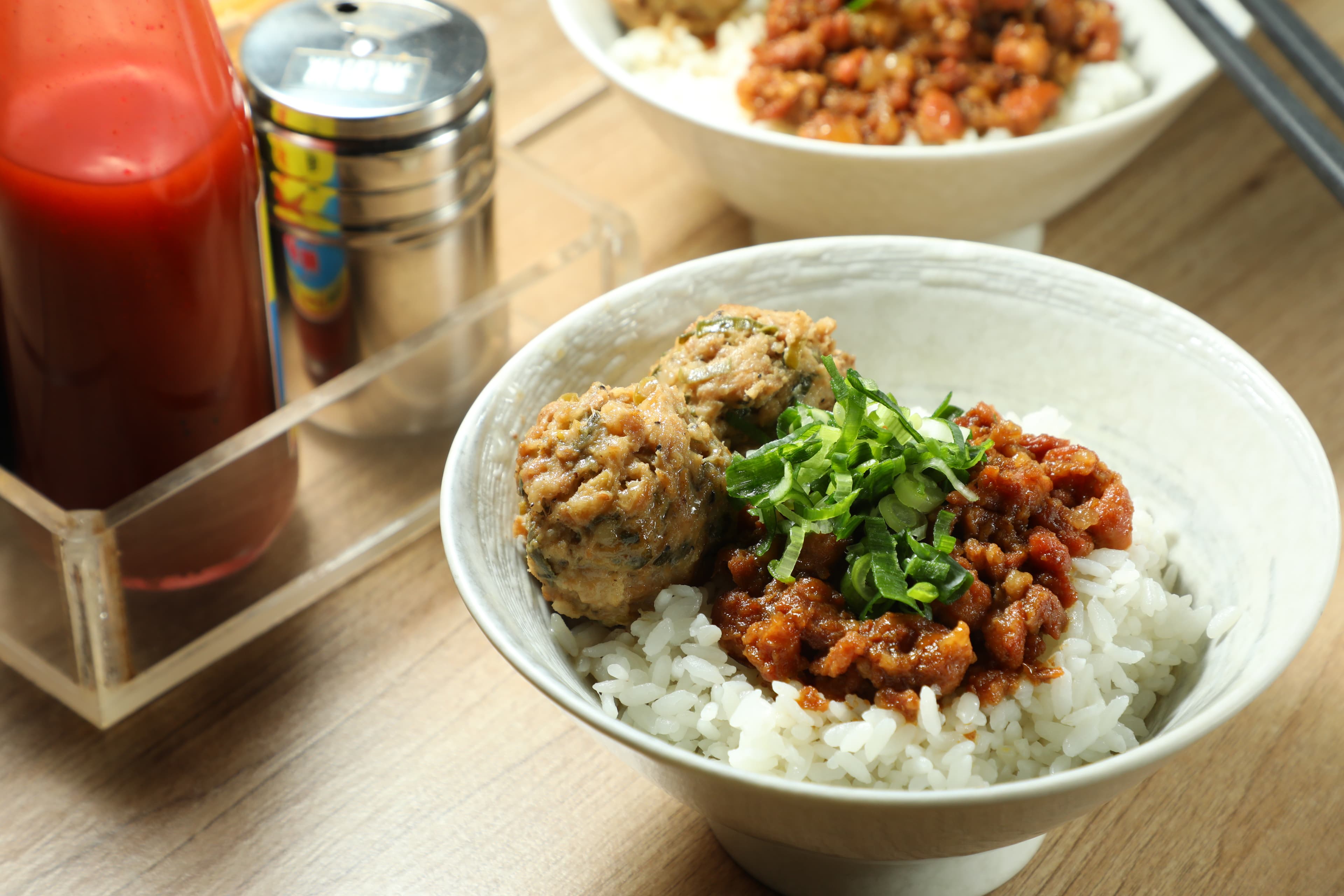 「肉丸仔飯」是肉臊與肉丸雙重享受的組合。(75元/份)