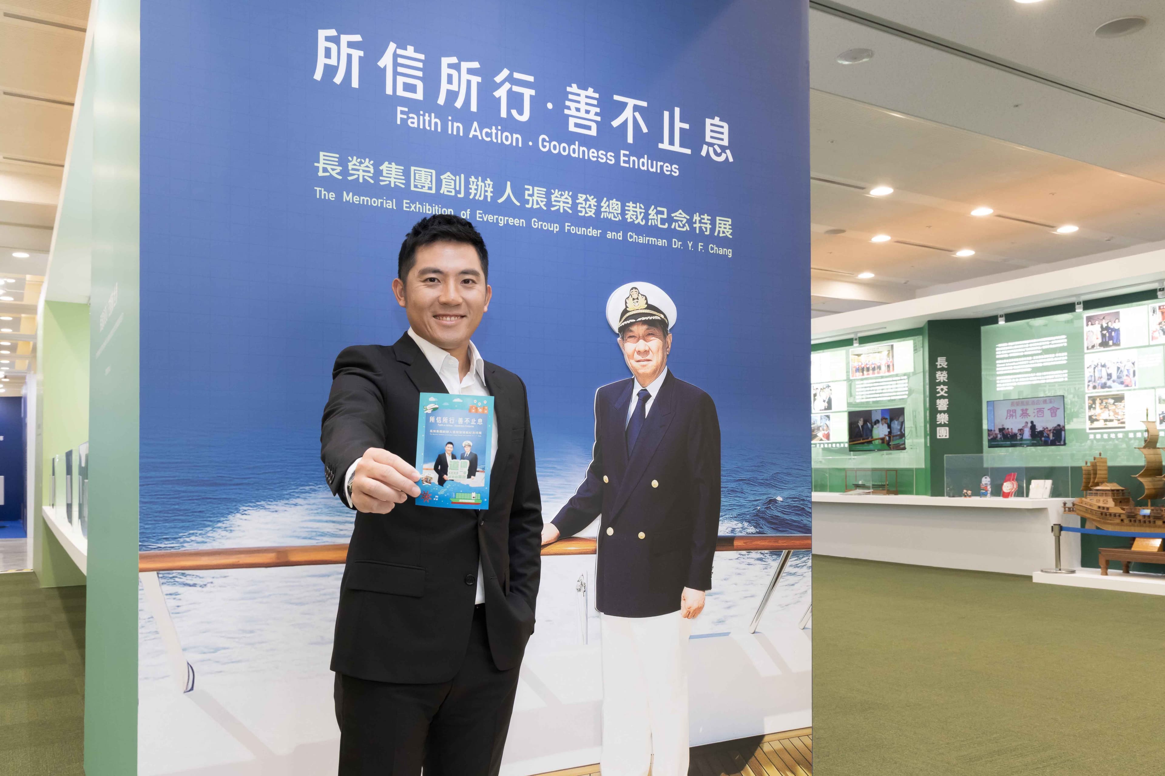 奧運銅牌高爾夫球選手潘政琮,在展場中搶先體驗紀念特展中與總裁合影的拍貼機。