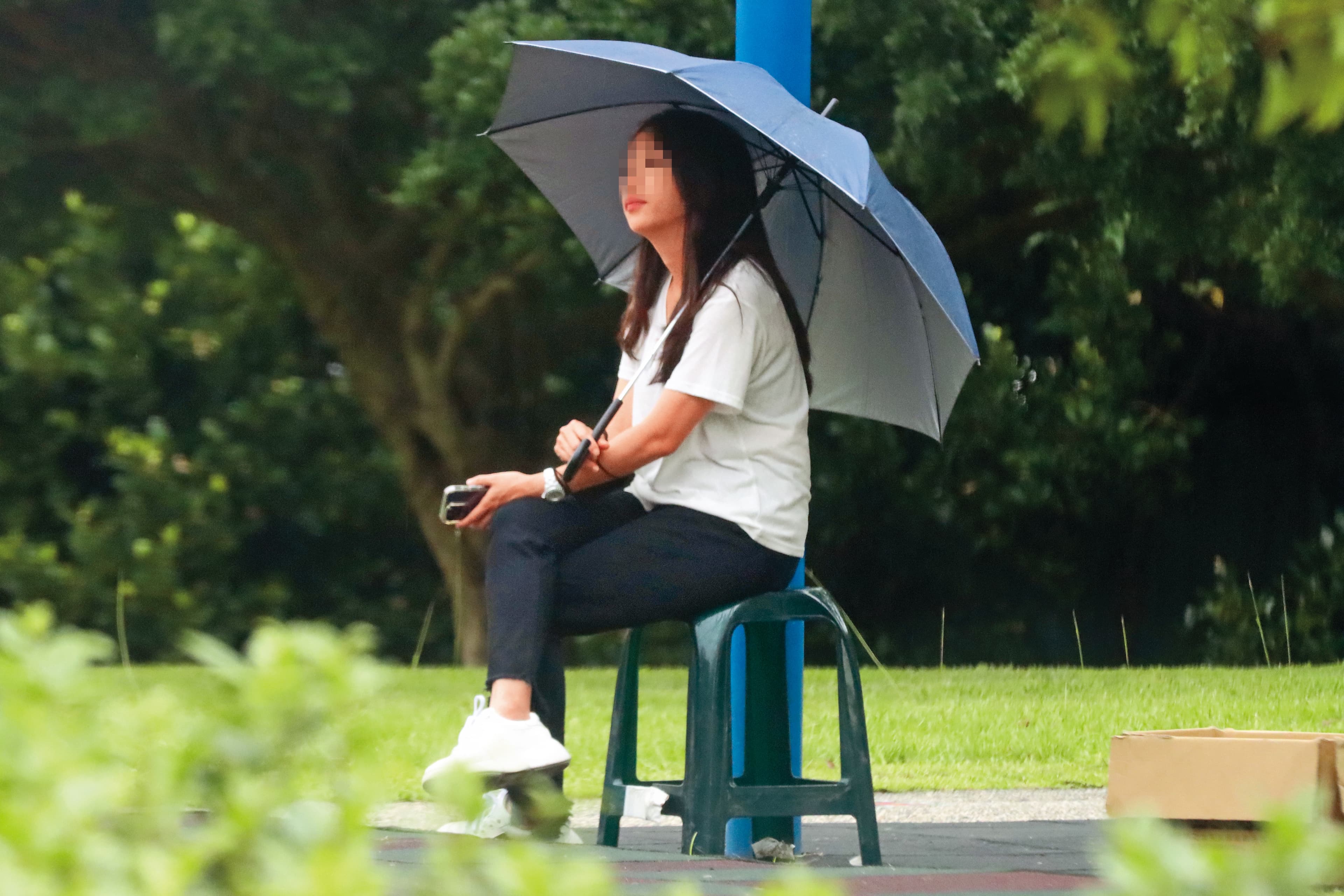 Rachel等柯叔元拍戲時在場邊撐傘。