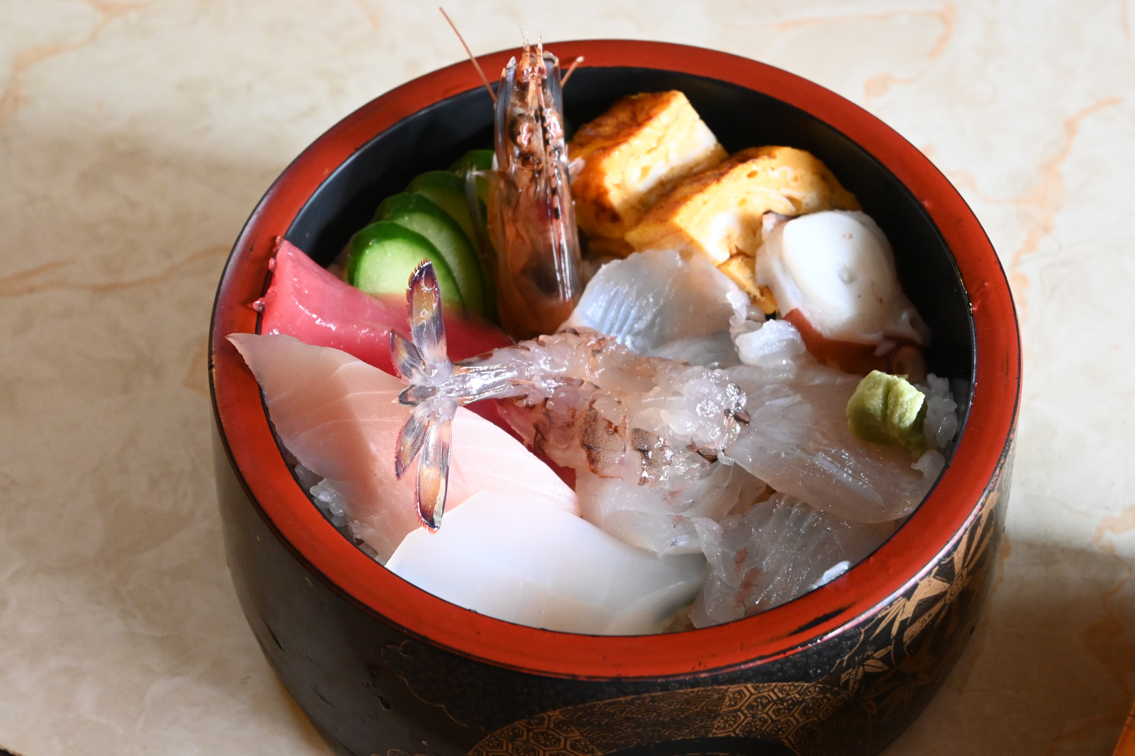 澎湃的「海鮮丼」有各種現捕新鮮魚貨,醋飯上淋了特製醬汁。(1,750日圓/個,約NT$348)