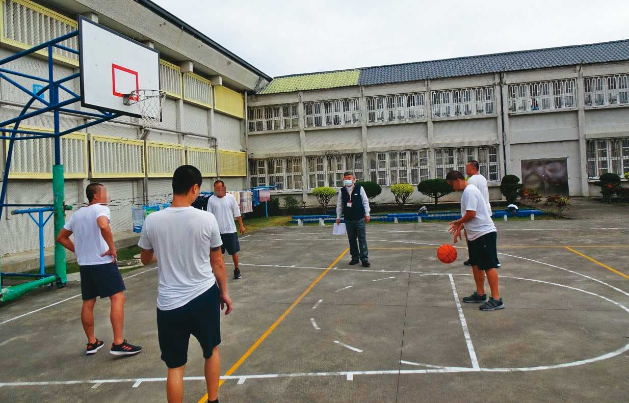 各監所受刑人可以定時運動打球,若表現良好還可獲假釋,提早出獄。(翻攝法務部官網)