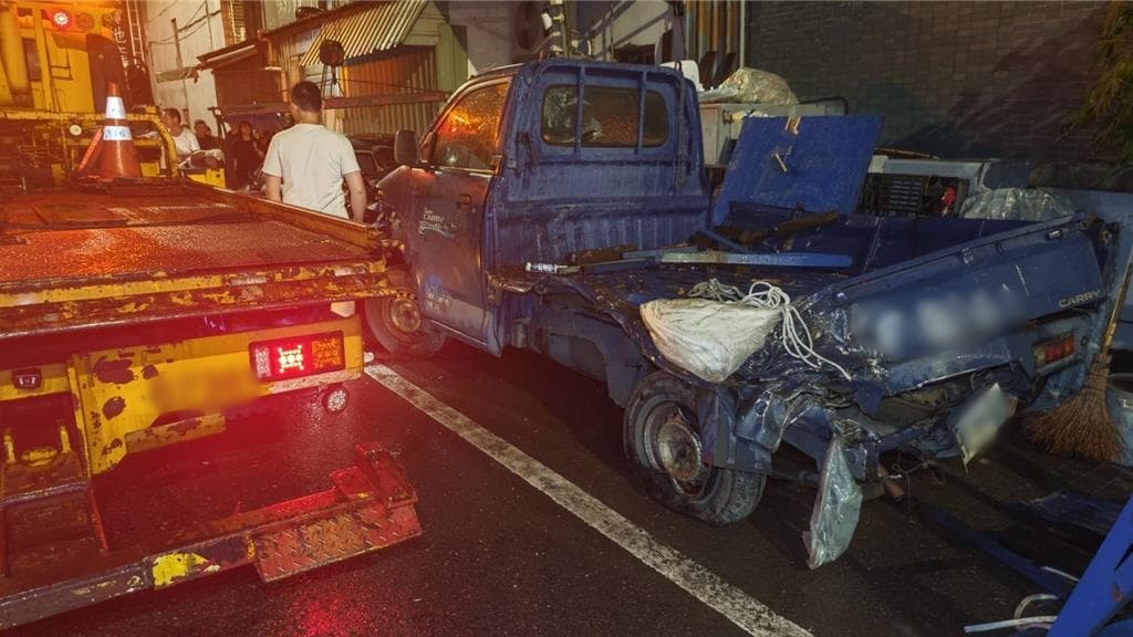 軍車撞擊力道驚人,小貨車幾乎全毀,車體變形嚴重。(翻攝畫面)
