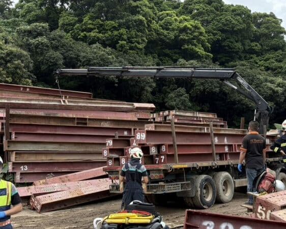 事故現場工地鋼梁崩落,救援人員評估現場環境後緊急調派吊掛設備搶救。(翻攝畫面)