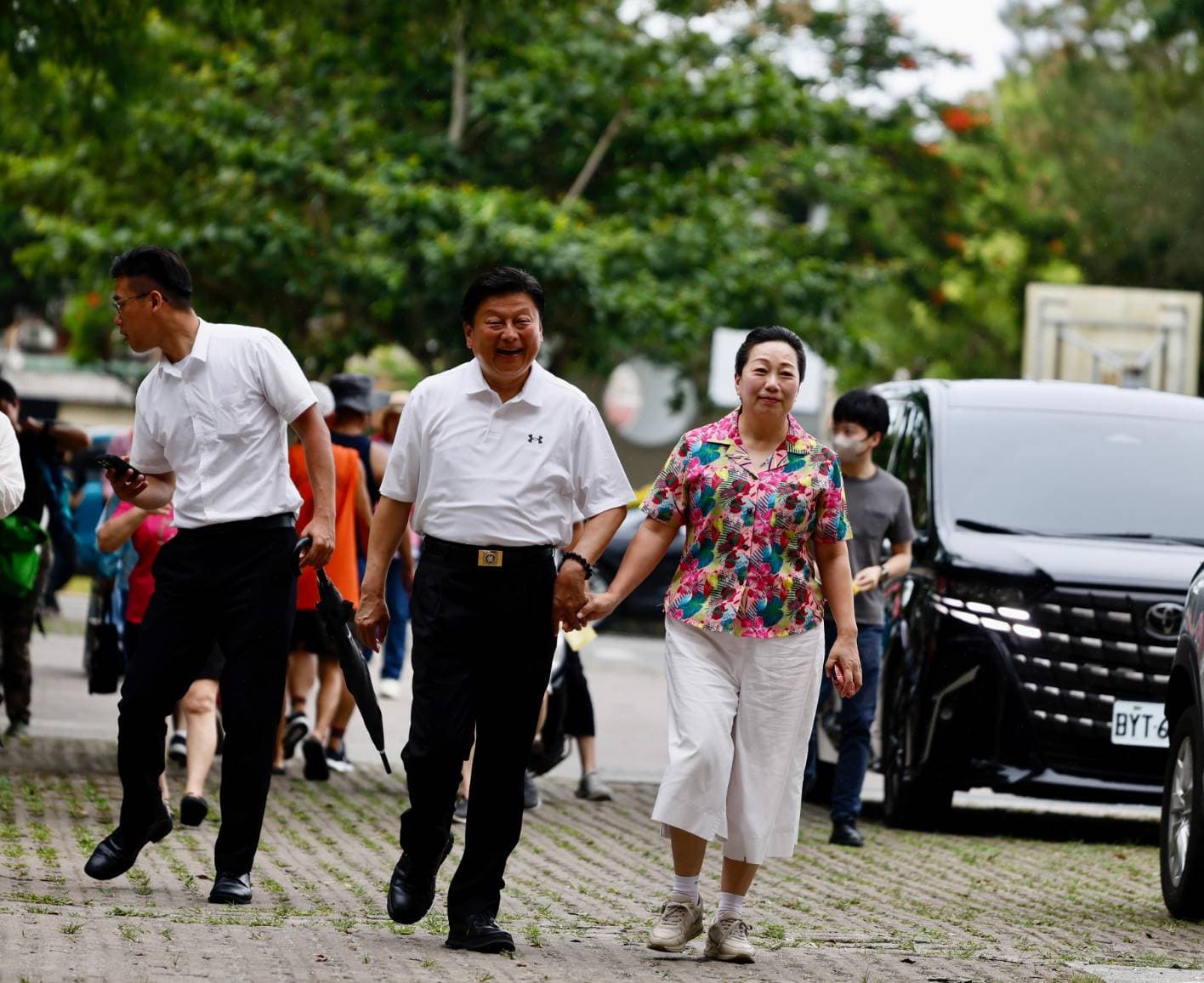 傅崐萁一路牽著老婆的手進入投票所。