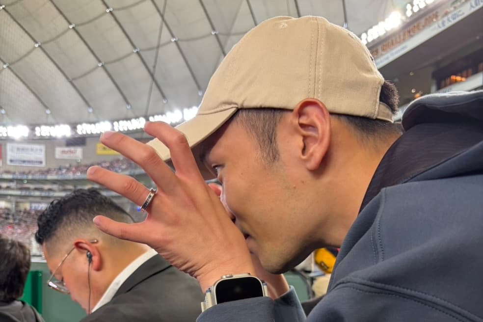 李洋貼出自己「施法」的照片,逗樂許多網友。(翻攝自李洋Instagram)