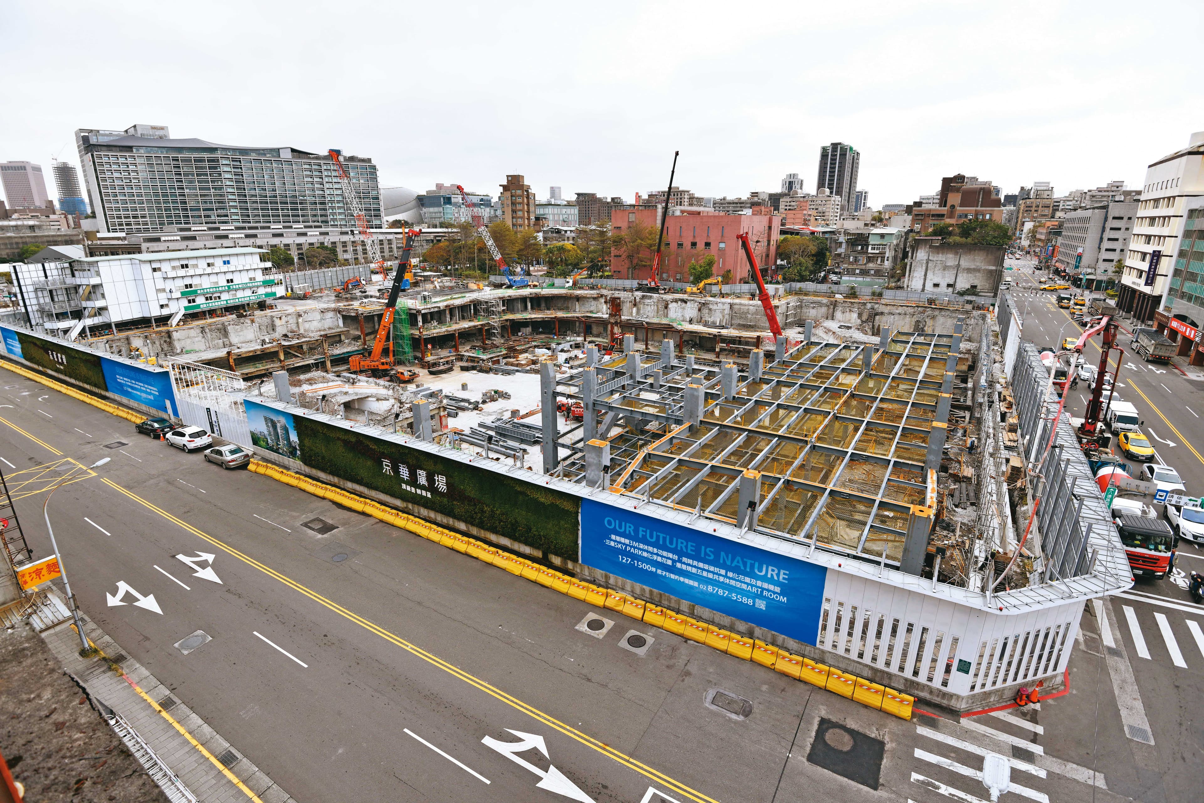 京華城改建爆出容積率大幅放寬涉及圖利罪,檢廉懷疑柯市府高層有人涉案,近日將約談柯文哲說明。