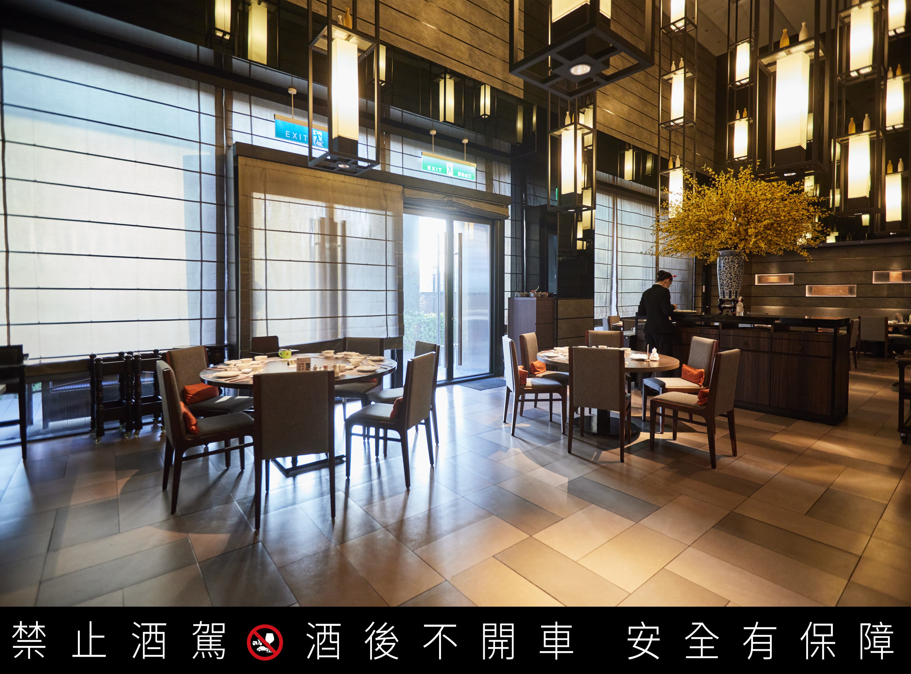 漢來名人坊台中店位於新光三越台中中港店4樓,店內低調奢華的時尚氛圍是台中宴客、聚餐的人氣名店。