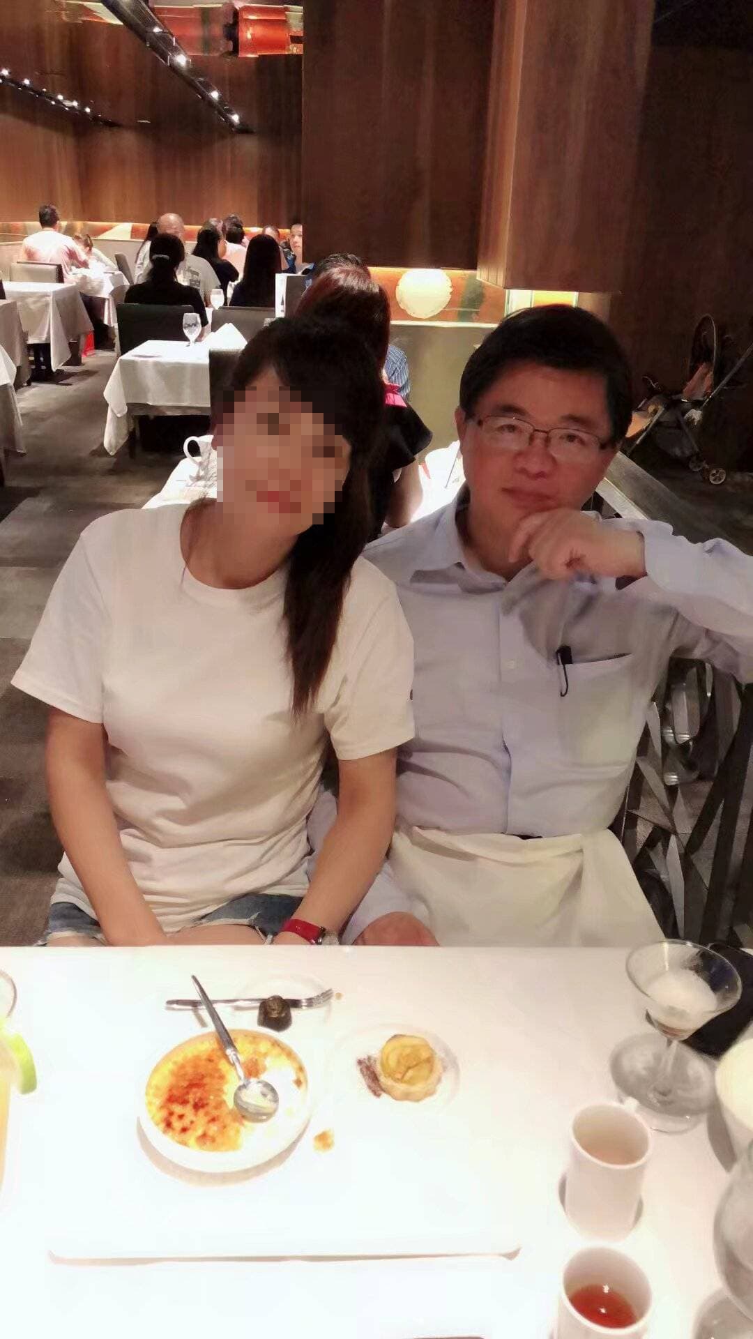 網友po文表示李孟諺(右)常帶張女進出高檔餐廳,甚至在公開場合也毫不避嫌、親密合照。(翻攝自ptt)
