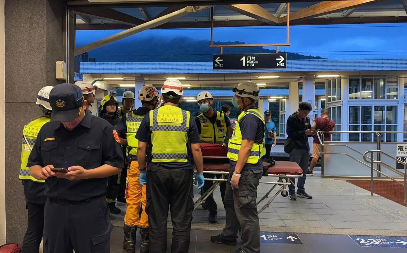 出軌意外造成9人受傷,分別被送往不同醫院就醫。(翻攝自傅崐萁臉書)