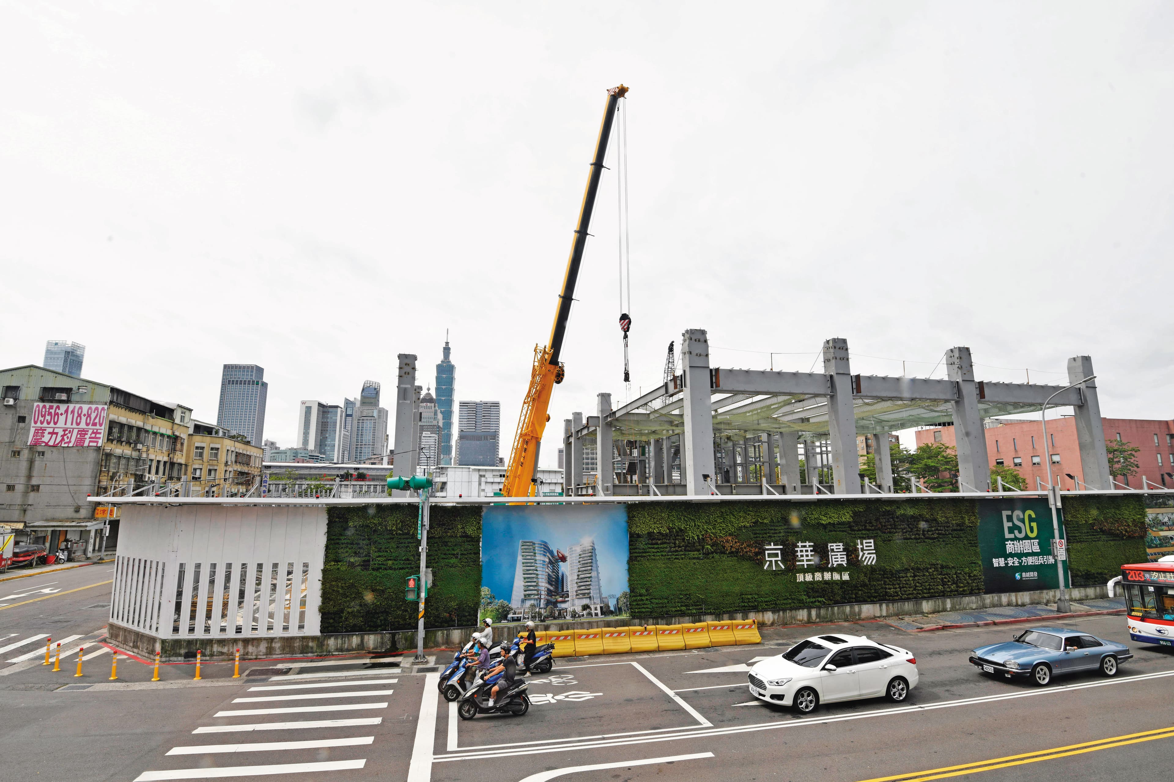 京華城拆掉後準備改建成豪華商辦,因容積率大增,估計可替威京集團賺進上百億元。