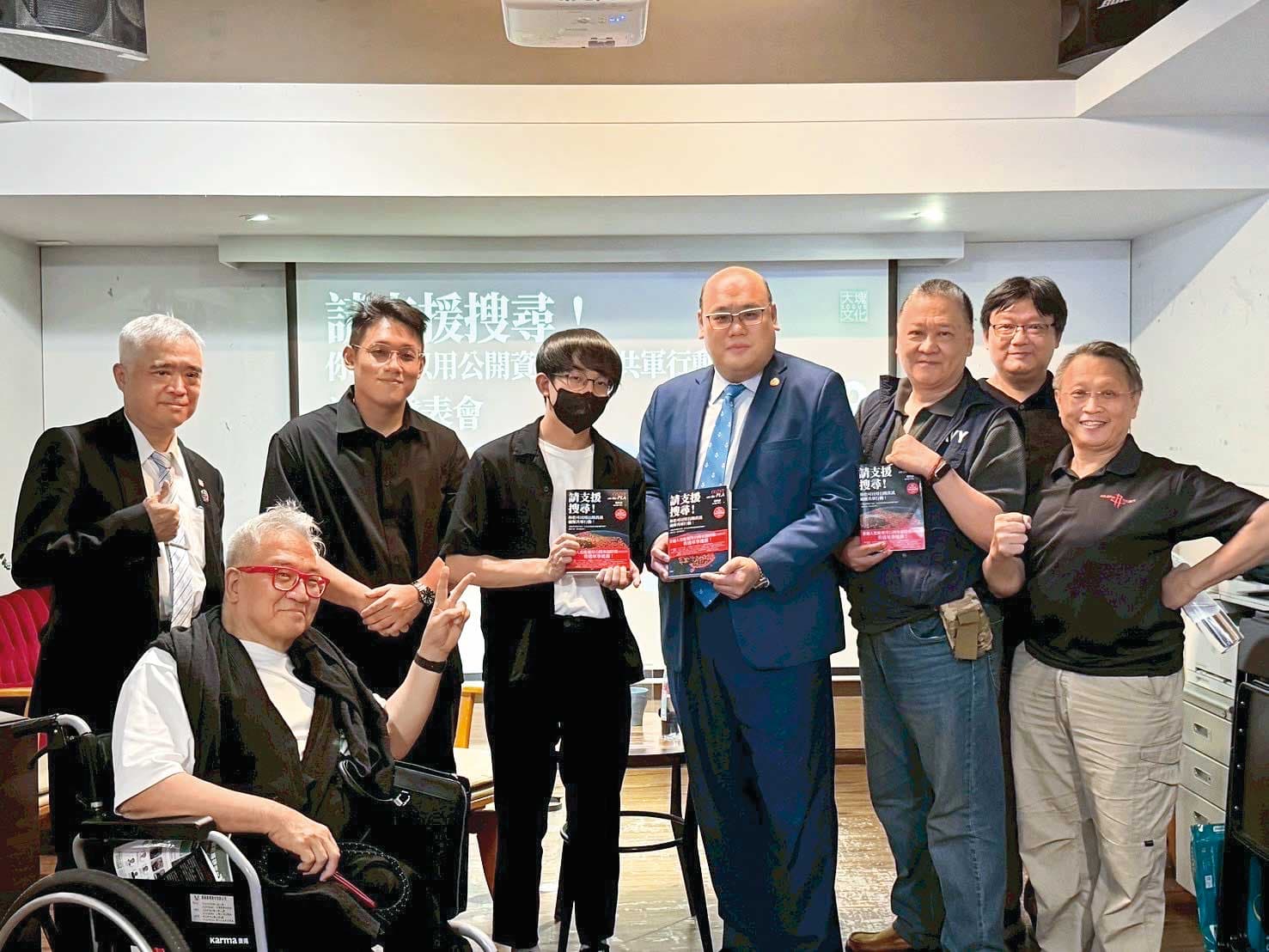 出版人郝明義替溫約瑟出版的《請支援搜尋》,在台北國際書展時不約而同成為總統賴清德、副總統蕭美琴的書單。(翻攝自郝明義Rex How臉書)