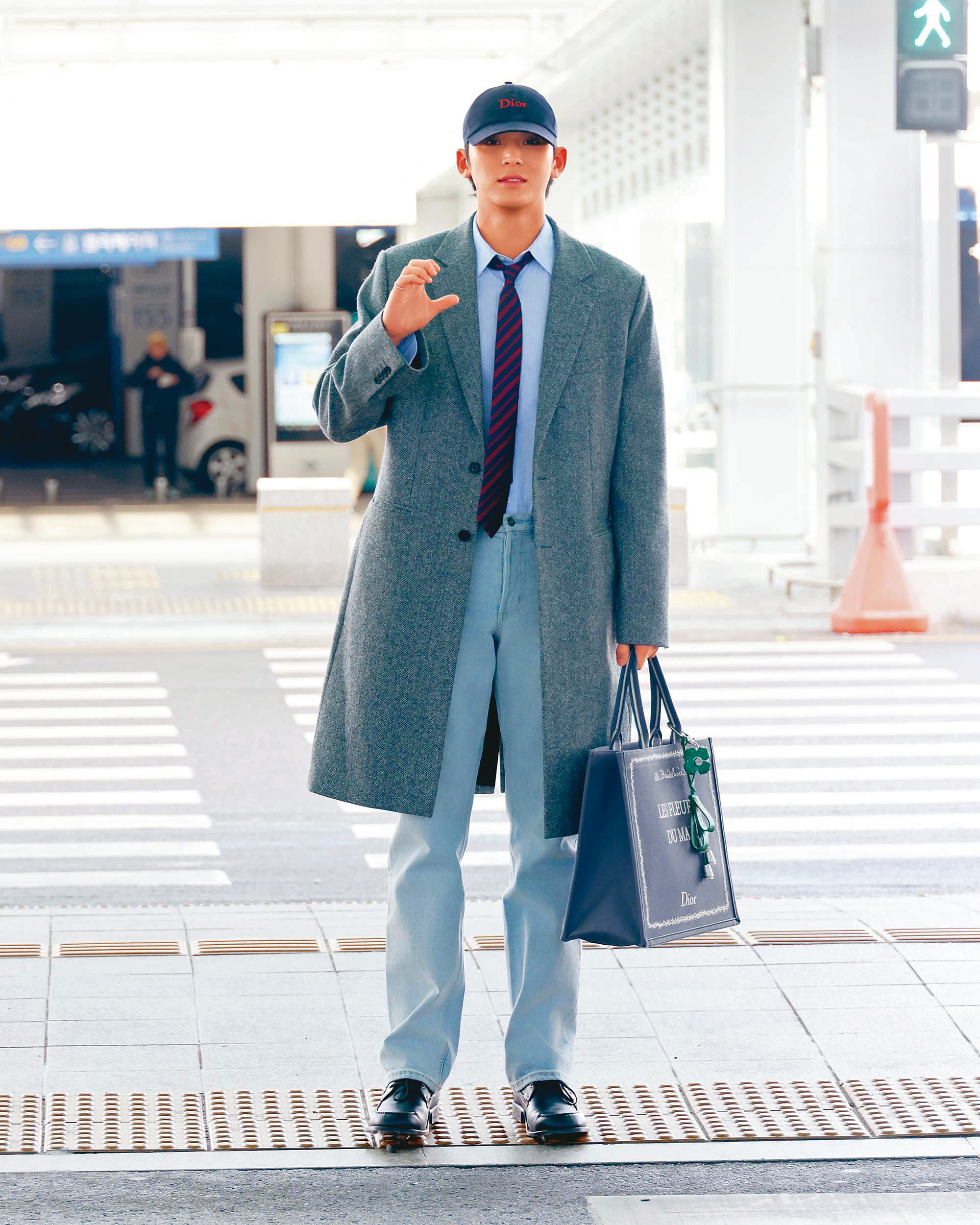 韓國男團SEVENTEEN成員金珉奎,拎著新款Book Tote走跳街頭,令人怦然心動。(Dior提供)
