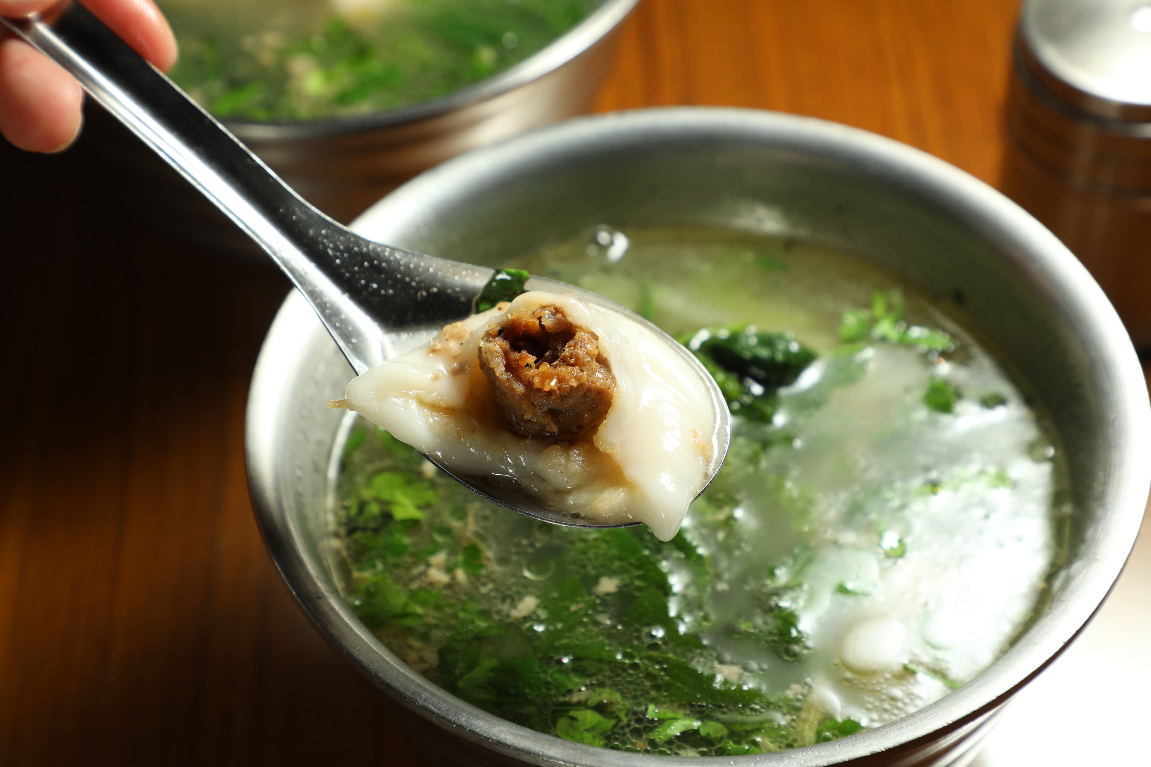 「味香鮮肉湯圓」的鹹湯圓外皮薄而Q彈,內餡飽滿,湯底以大量小白菜與肉燥熬煮,湯頭清爽不膩,讓裴社長回味無窮。