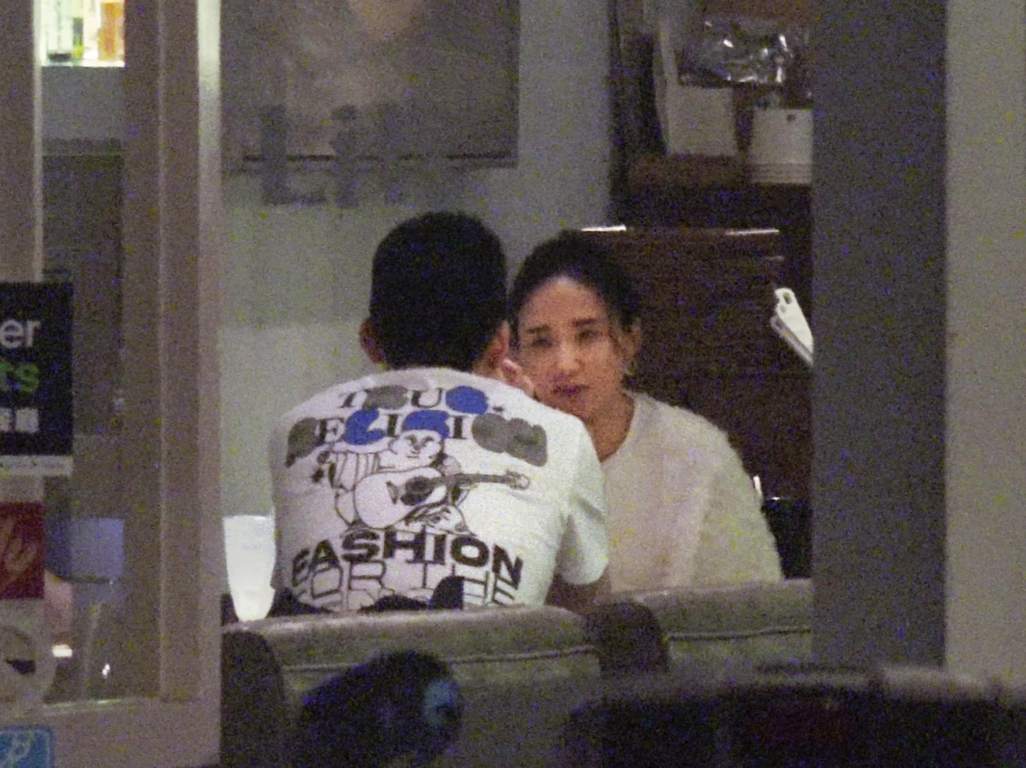 5月3日20:58,何妤玟與長相斯文的眼鏡男共進晚餐。