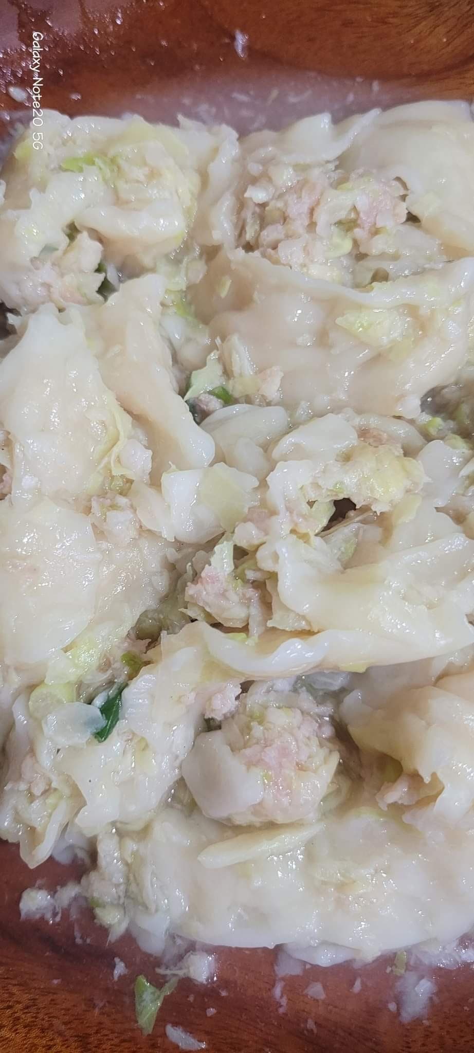 有人在臉書社團po文,曬出自己煮水餃「皮開肉綻」的失敗照片,引起熱議。(翻攝自爆怨公社)