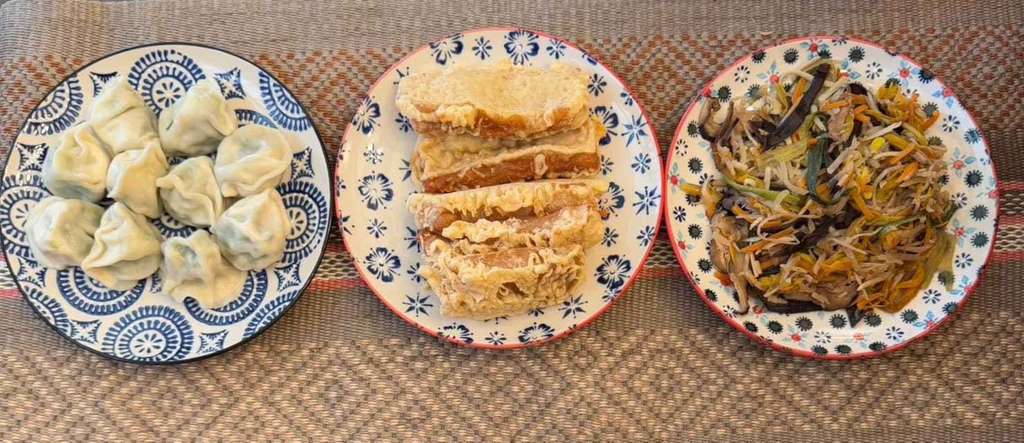 我家除一吃素,早上是年糕,中午素什錦(十全如意菜),晚上素餃子,而且這三餐都要先拜拜才吃。