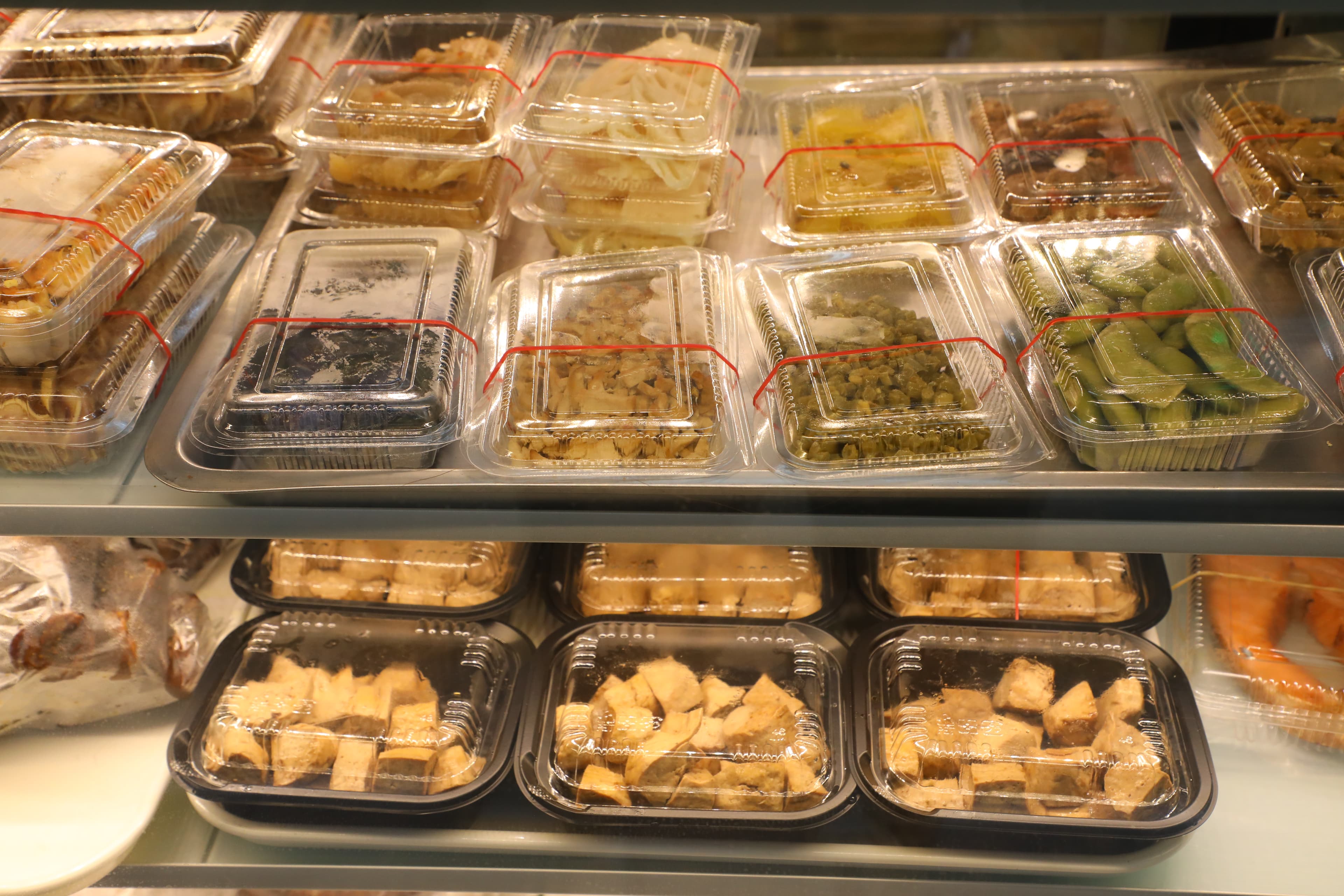所有食材都整齊裝在塑膠盒中,客人點了就可以拿走。