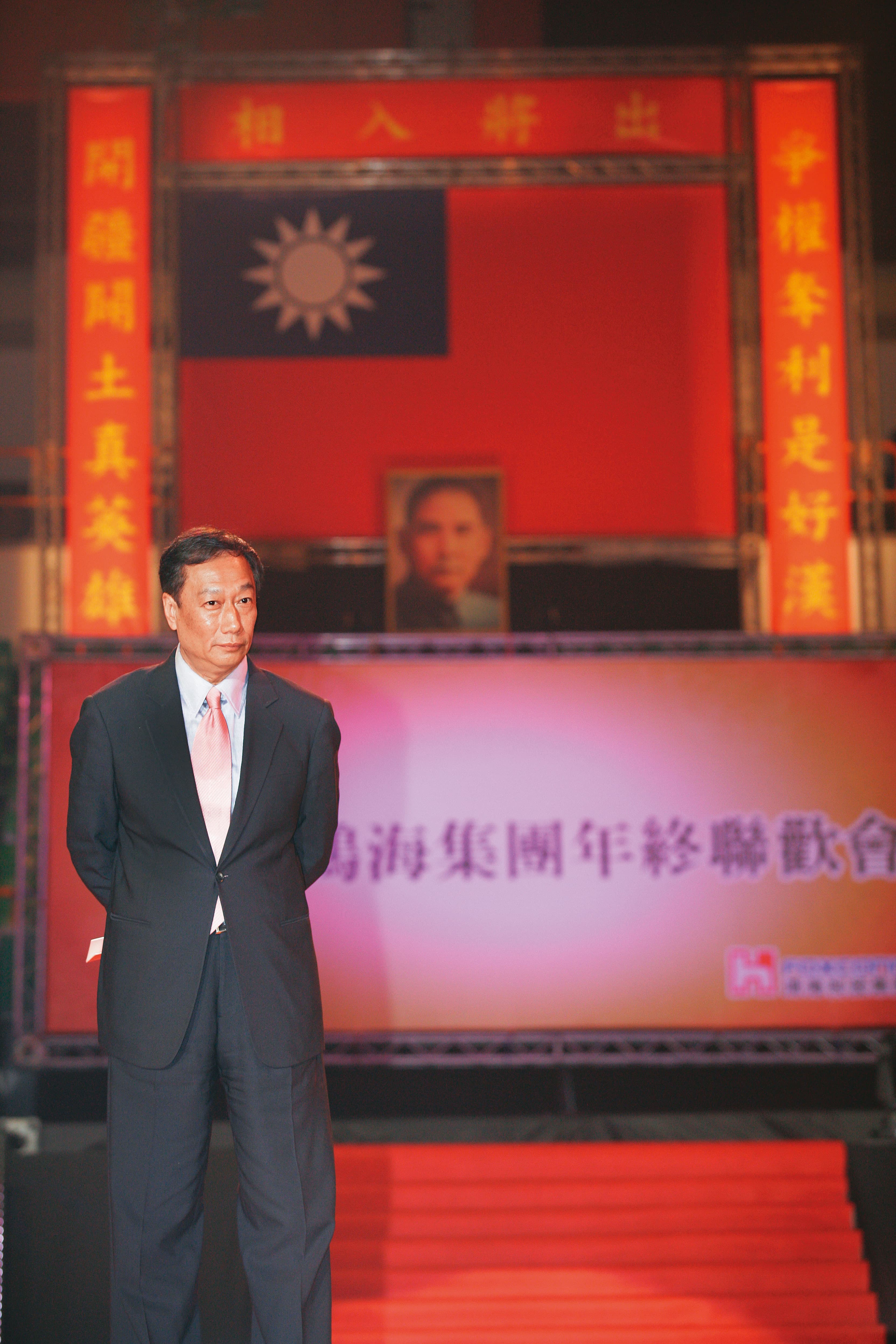 創辦人郭台銘霸主個性,在鴻海尾牙對聯寫下:「爭權奪利是好漢、開疆闢土真英雄。」鼓勵狼性文化。(今周刊提供)