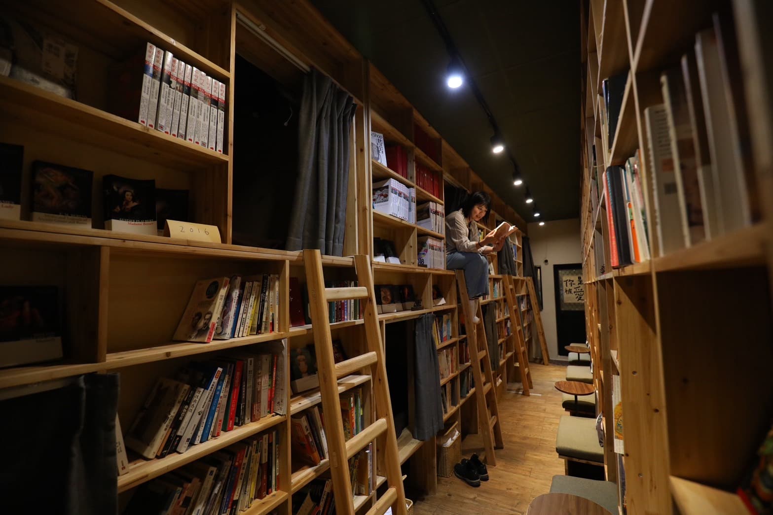 書店一、二樓皆設有臥鋪,可以在書海中進入夢鄉。
