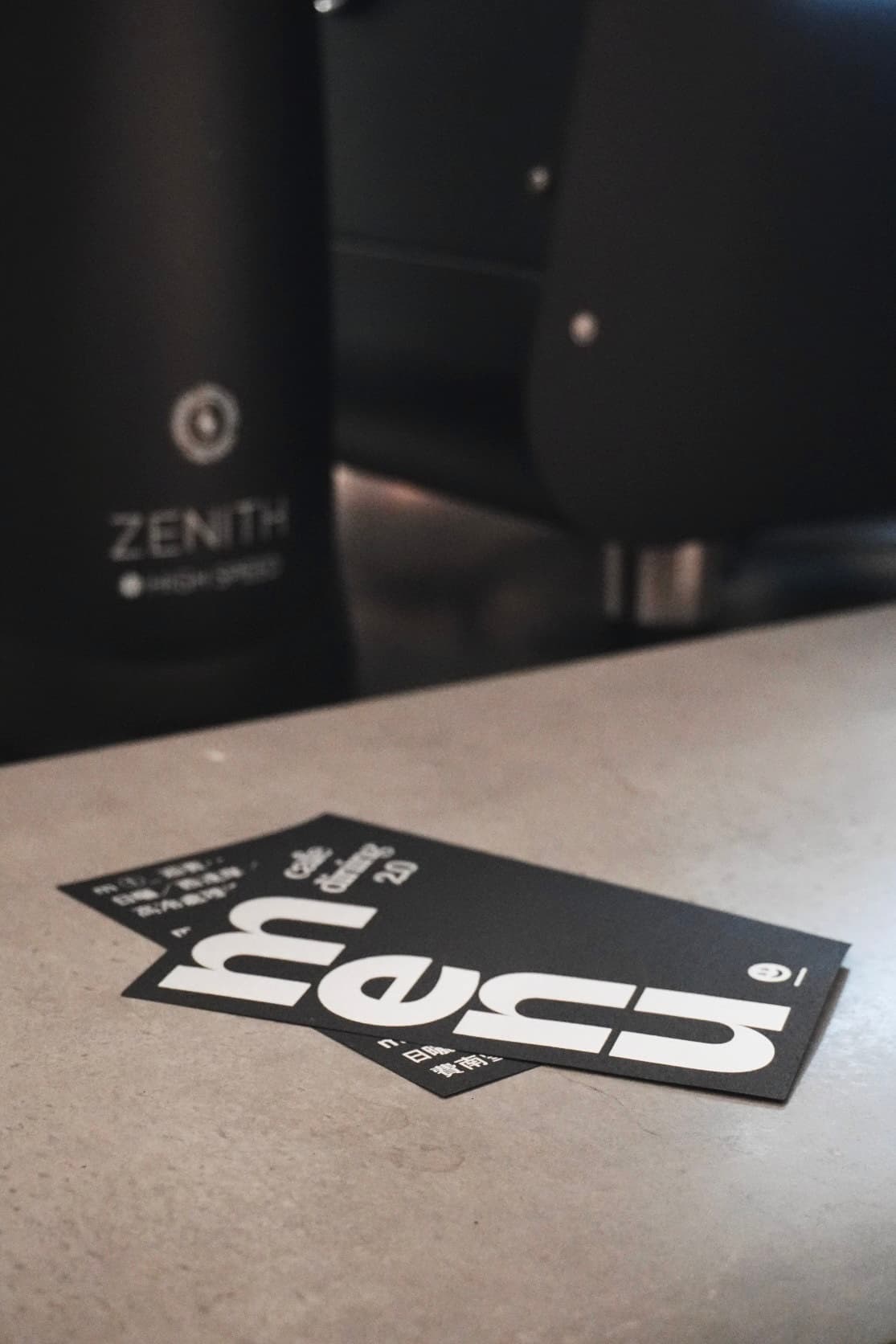 「CAFÉ DINING 2.0:微淬,零時差的手沖咖啡新體驗」的專屬Menu以黑底銀字打造,充滿設計感。