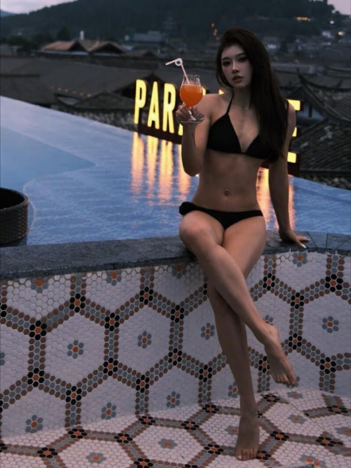 吳艷妮近日曬出火辣比基尼照,讓粉絲一飽眼福。(翻攝微博)