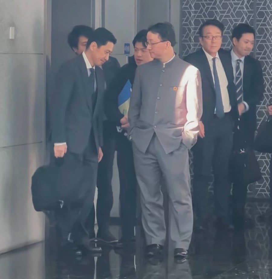 中國官媒去年釋出一張劉勁松「雙手插口袋」的照片，被日媒視為中國大外宣。（翻攝自@ZhuYu74660 X）