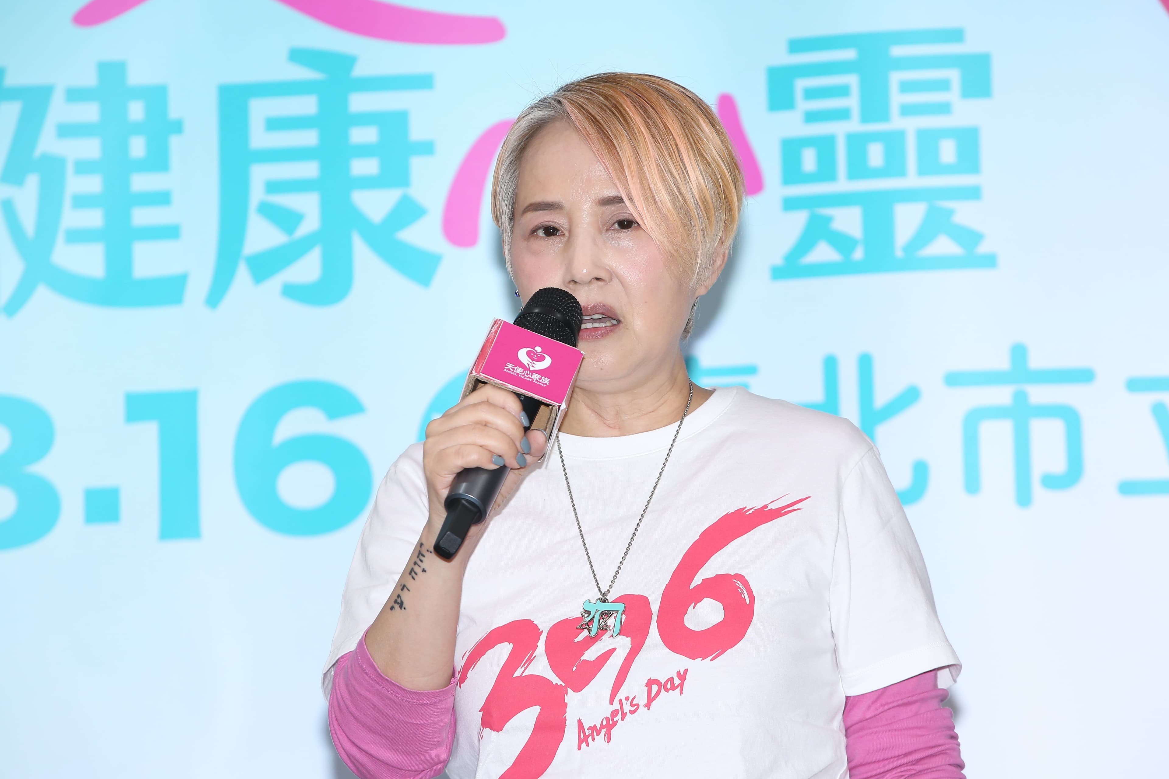 李明依的母親施打新冠疫苗後身體每況愈下,懷疑是疫苗誘發癌症。