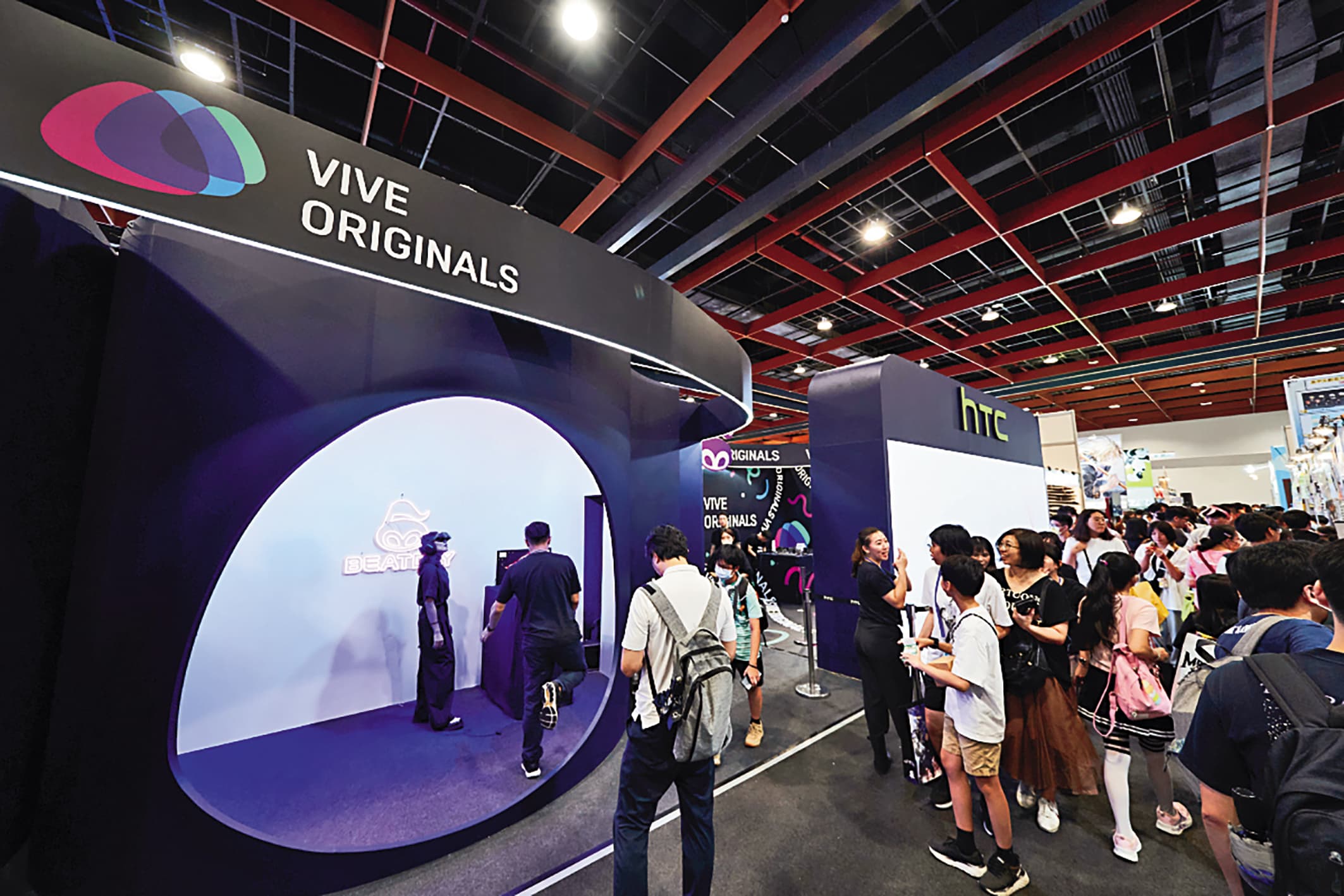 HTC VIVE ORIGINALS在今年的台北漫博會舉辦「VDay誕生日」活動，吸引大批參觀民眾排隊體驗。（HTC VIVE ORIGINALS提供）