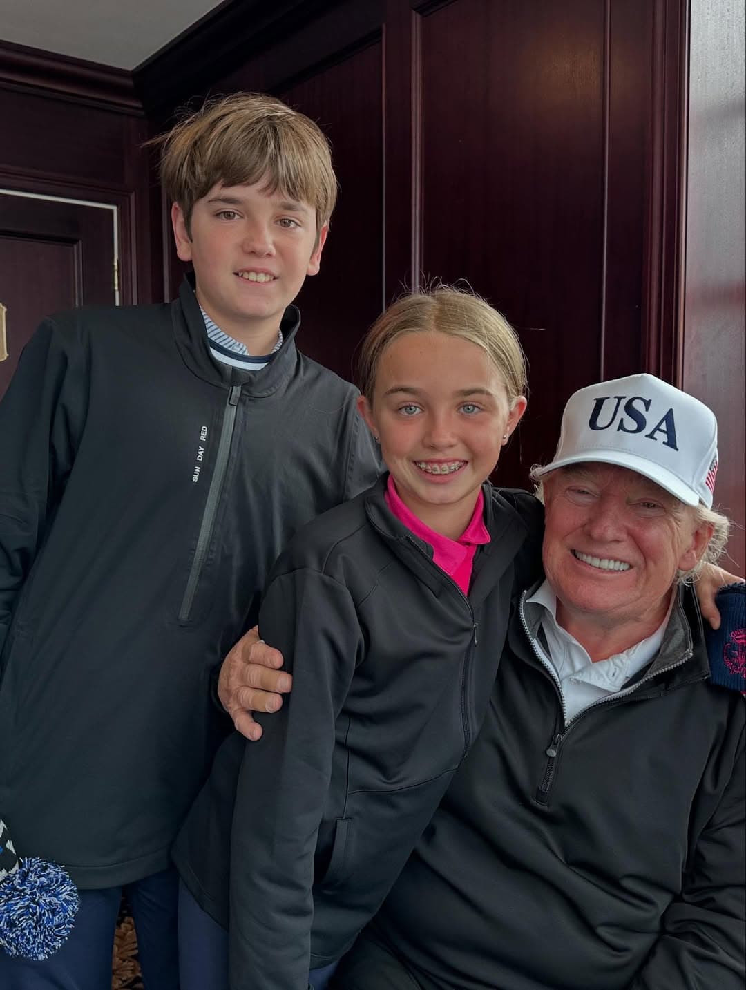 川普此行到訪蘇格蘭,孫子史賓瑟、孫女克蘿伊同行。(翻攝Donald Trump Jr. IG)
