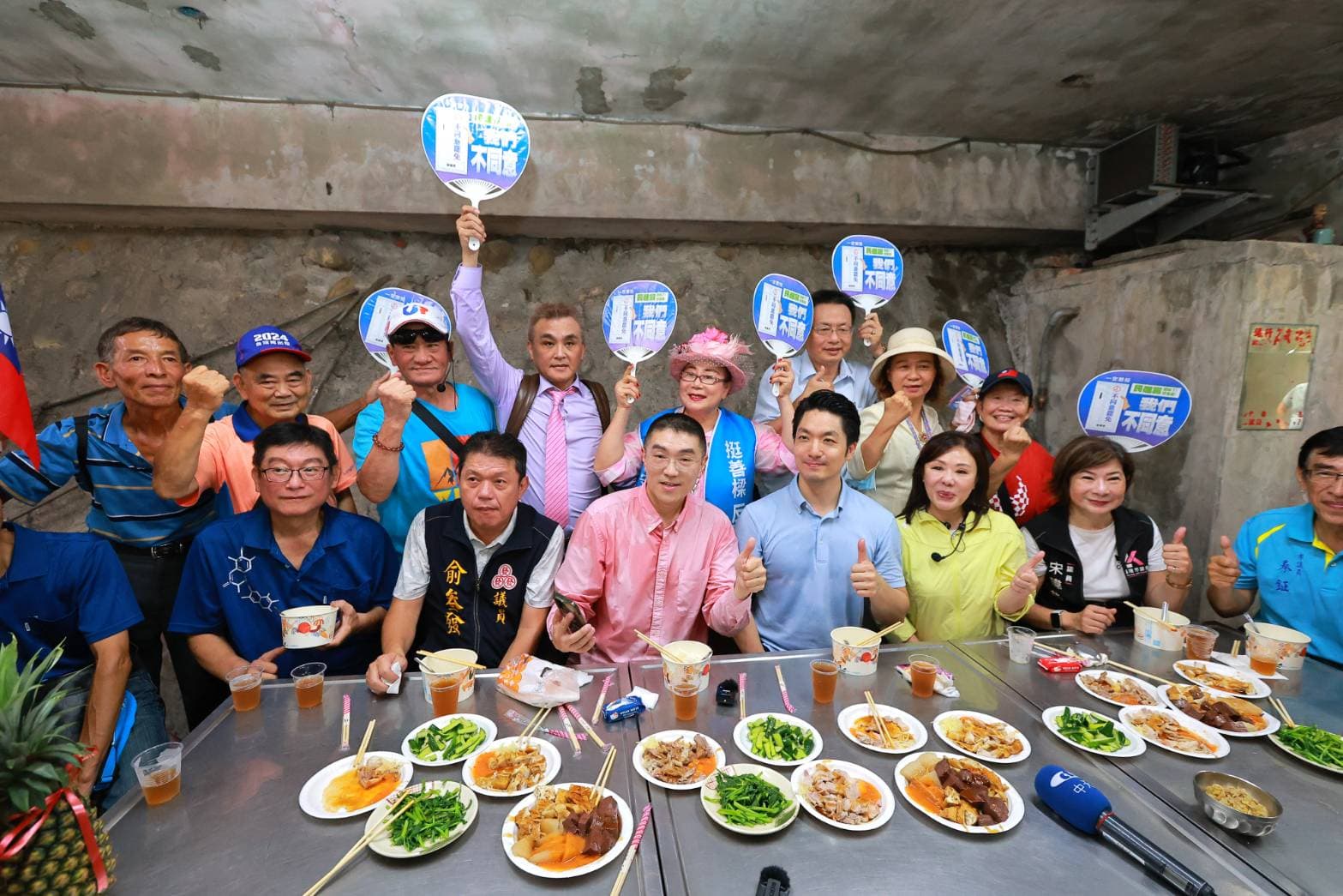 蔣萬安等人到基隆力挺遭罷免投票的謝國樑。（國民黨基隆市黨部提供）