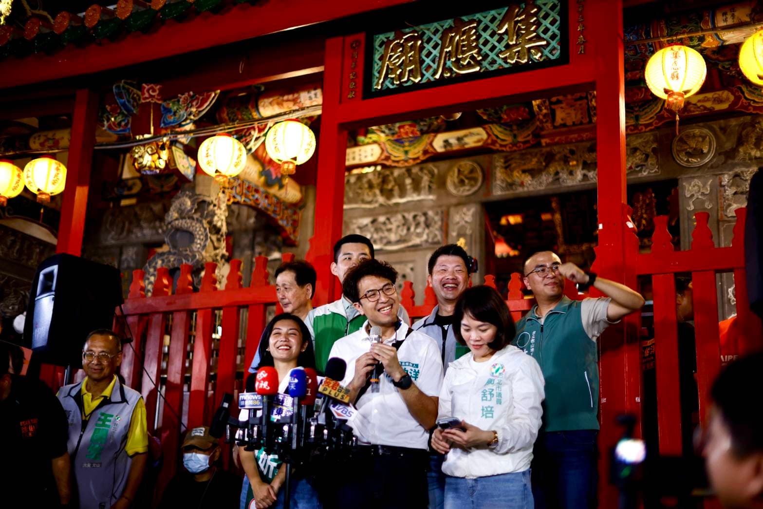 沈伯洋今晚到文山區景美夜市掃街拜票,再度掀起「洋流」。